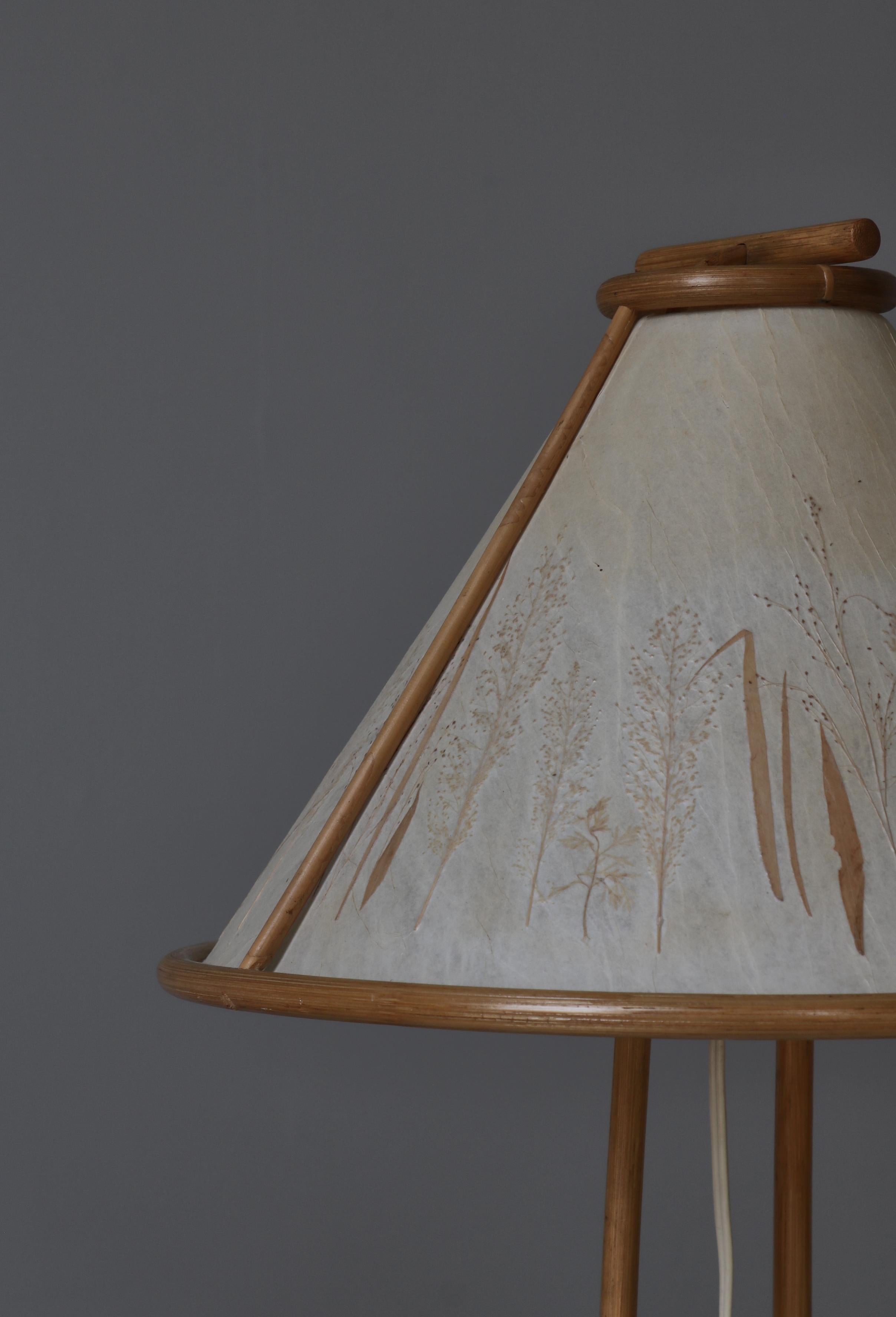 Milieu du XXe siècle Abat-jour de lampe de table scandinave en bambou wabi-sabi avec plantes pressées, années 1950 en vente