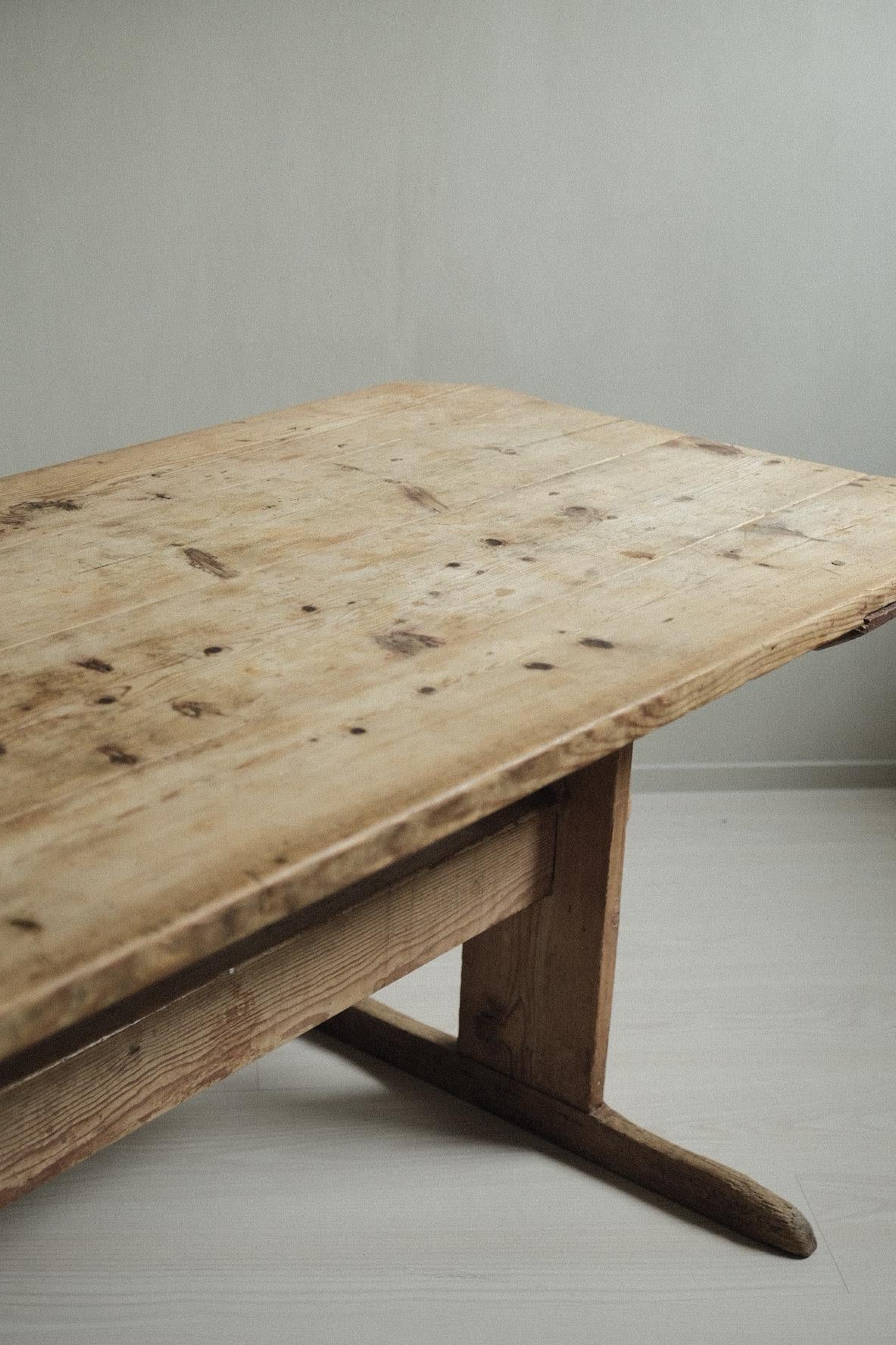 Table de salle à manger scandinave Wabi Sabi en bois de pin, Suède, années 1800  2