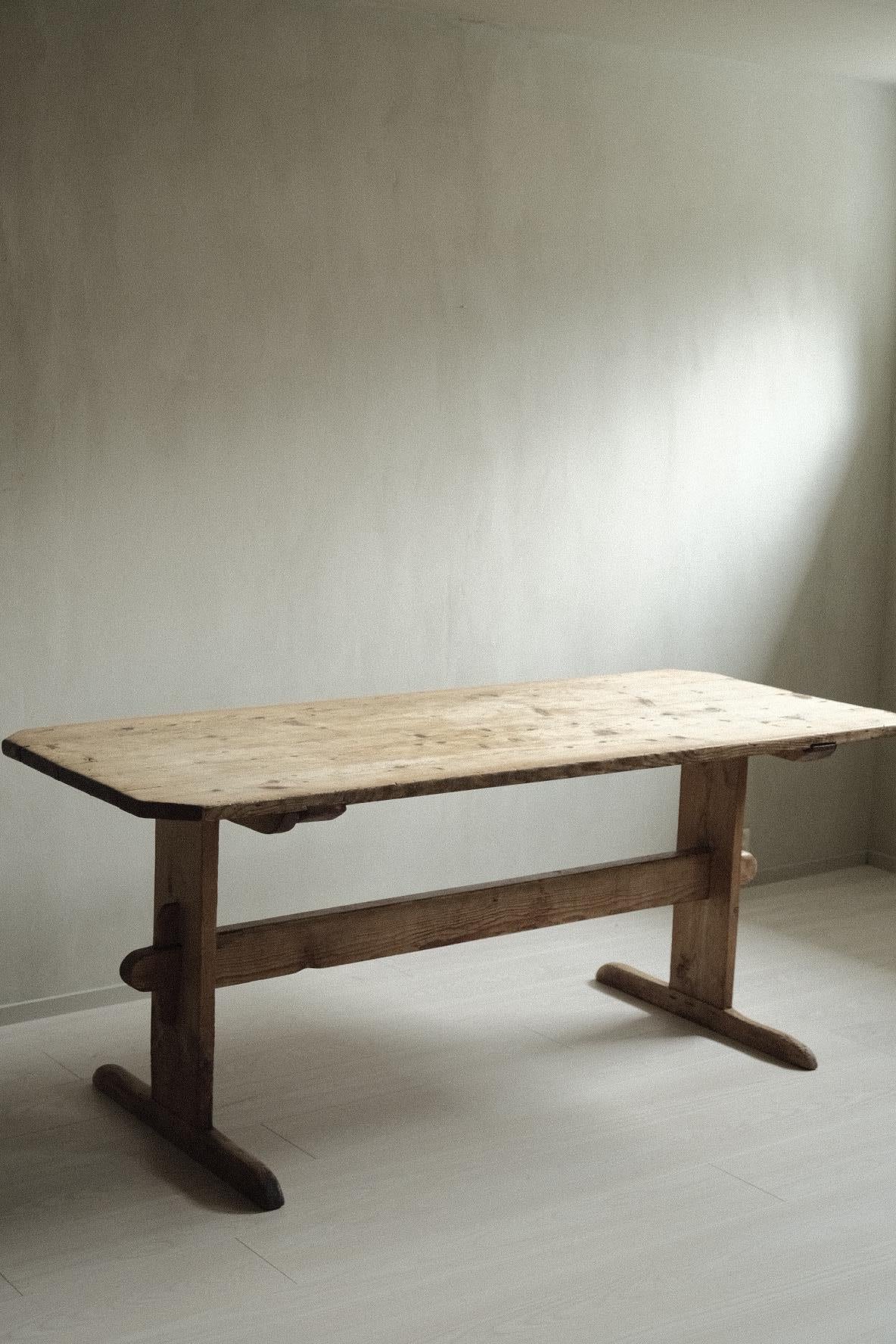 Table de salle à manger scandinave Wabi Sabi en bois de pin, Suède, années 1800  6