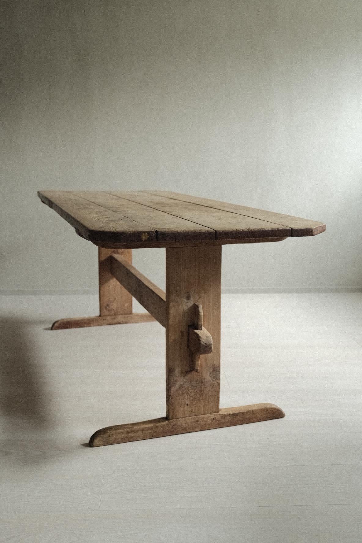 Ein wunderschöner, handgefertigter Tisch aus Kiefernholz, der durch Alter und Gebrauch eine schöne Patina aufweist. Original aus Schweden, um 1800. 

Kann sowohl als Esstisch als auch als Konsolentisch verwendet werden.
 