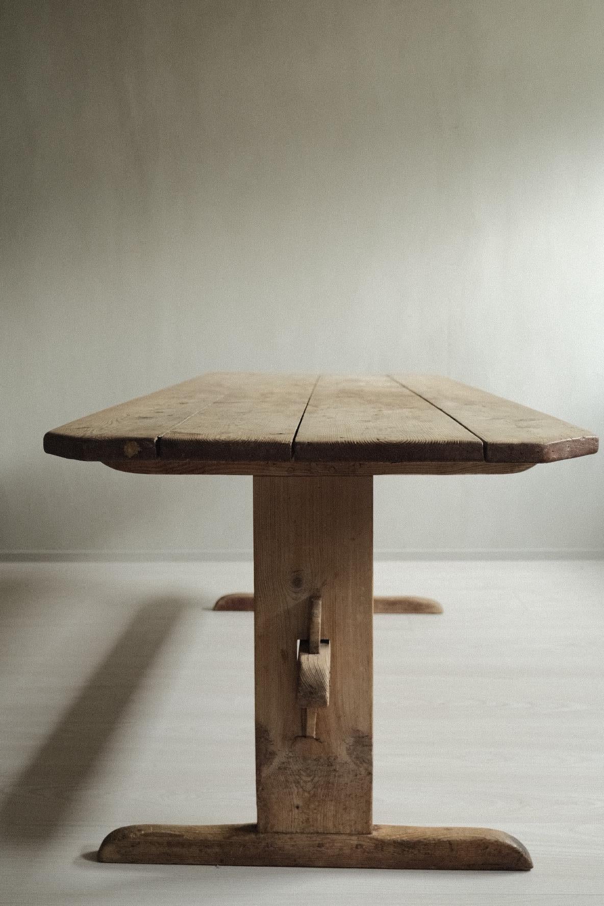 Suédois Table de salle à manger scandinave Wabi Sabi en bois de pin, Suède, années 1800 