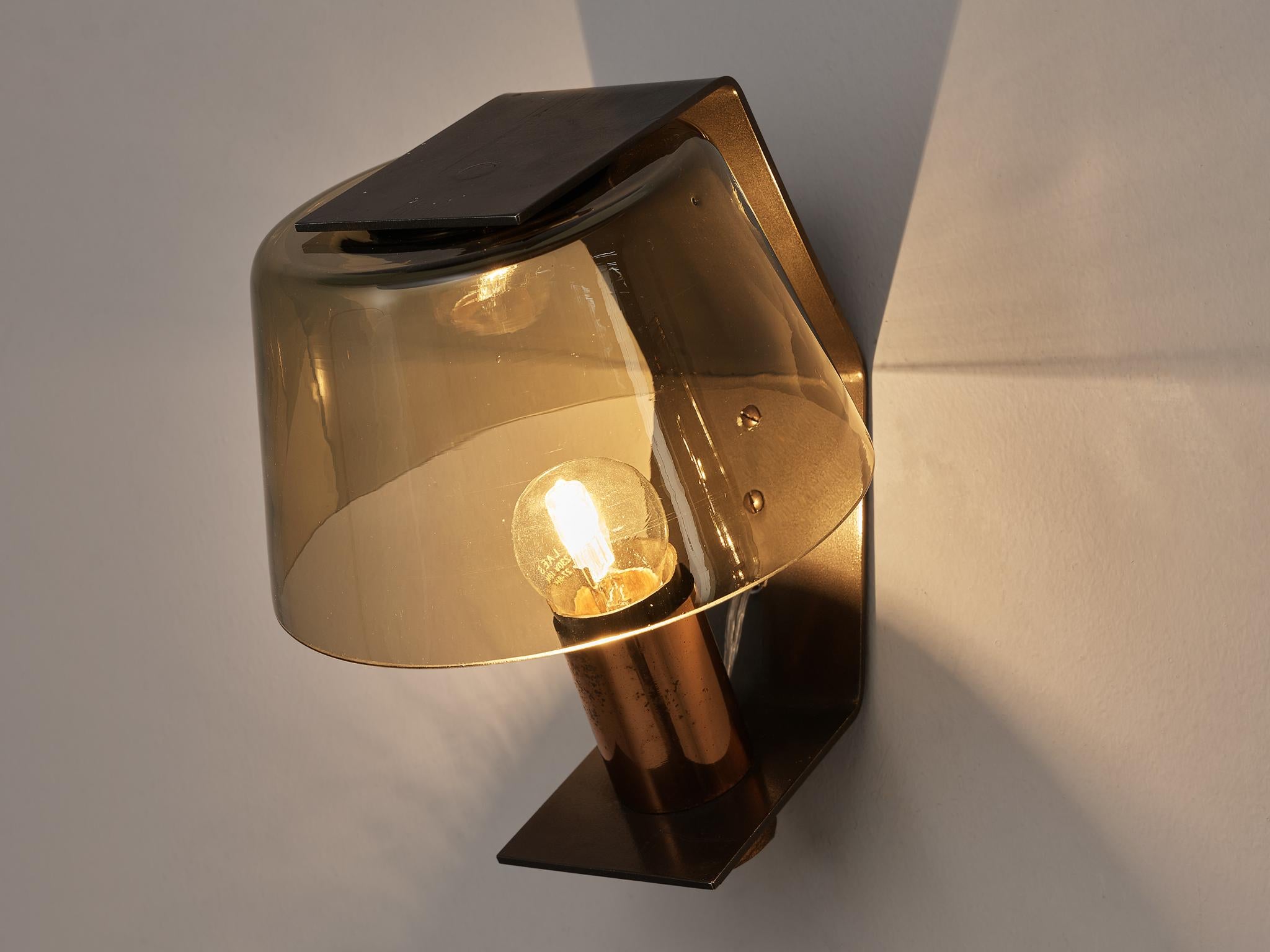 Scone, metal, copper, glass, Scandinavia, 1960s

Beautiful wall lamp made in Scandinavia in the 1960s. The design of this lamp is angled, which adds an interesting feature to this piece. The shade of the lamp rests in a metal frame. A base in copper