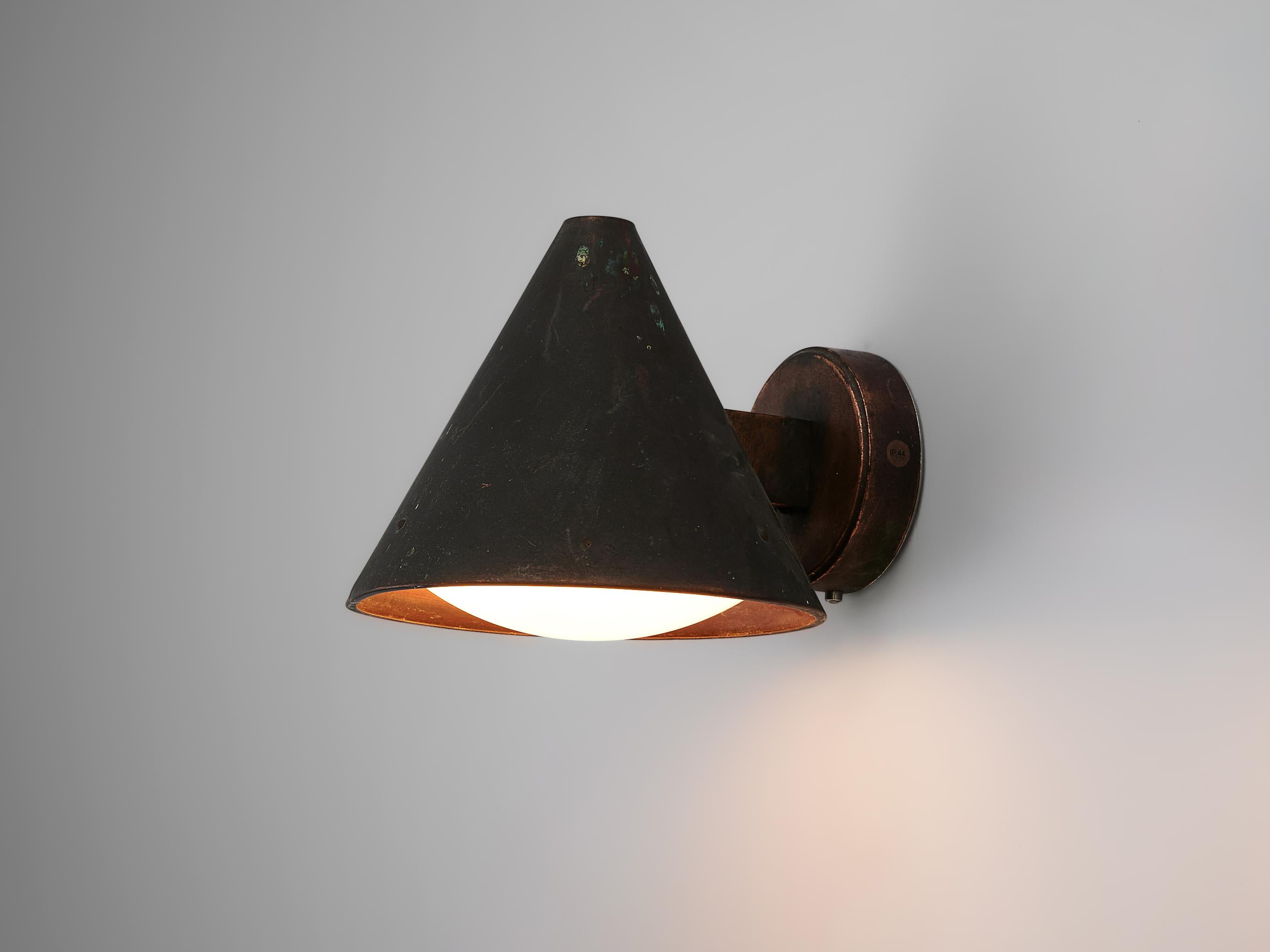 Wall light, copper, opaline glass, Scandinavia, 1950s

Cone-Shaped wall lamp in patinated copper. A round wall fixture with a short arm holds the lamp in place. The cone-shaped shade is made of copper that enriched with patina over time. A rounded