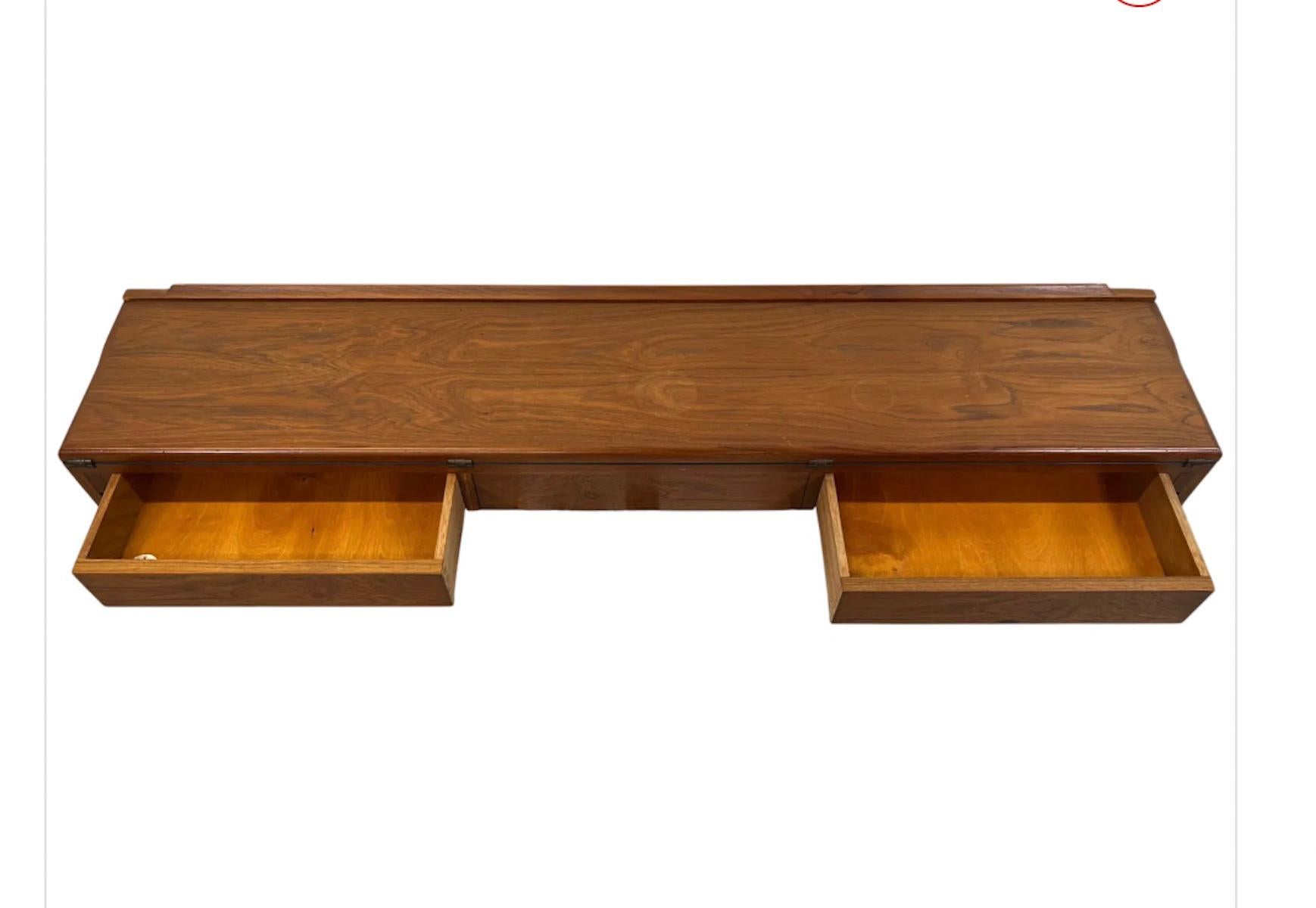 Bureau mural en teck avec surface d'écriture en stratifié noir sur 3 tiroirs. Il est en très bon état vintage, sans taches ni défauts majeurs. Conçue et fabriquée par Arne Hovmand/One dans les années 1960. Ce bureau flottant s'installe au ras du mur