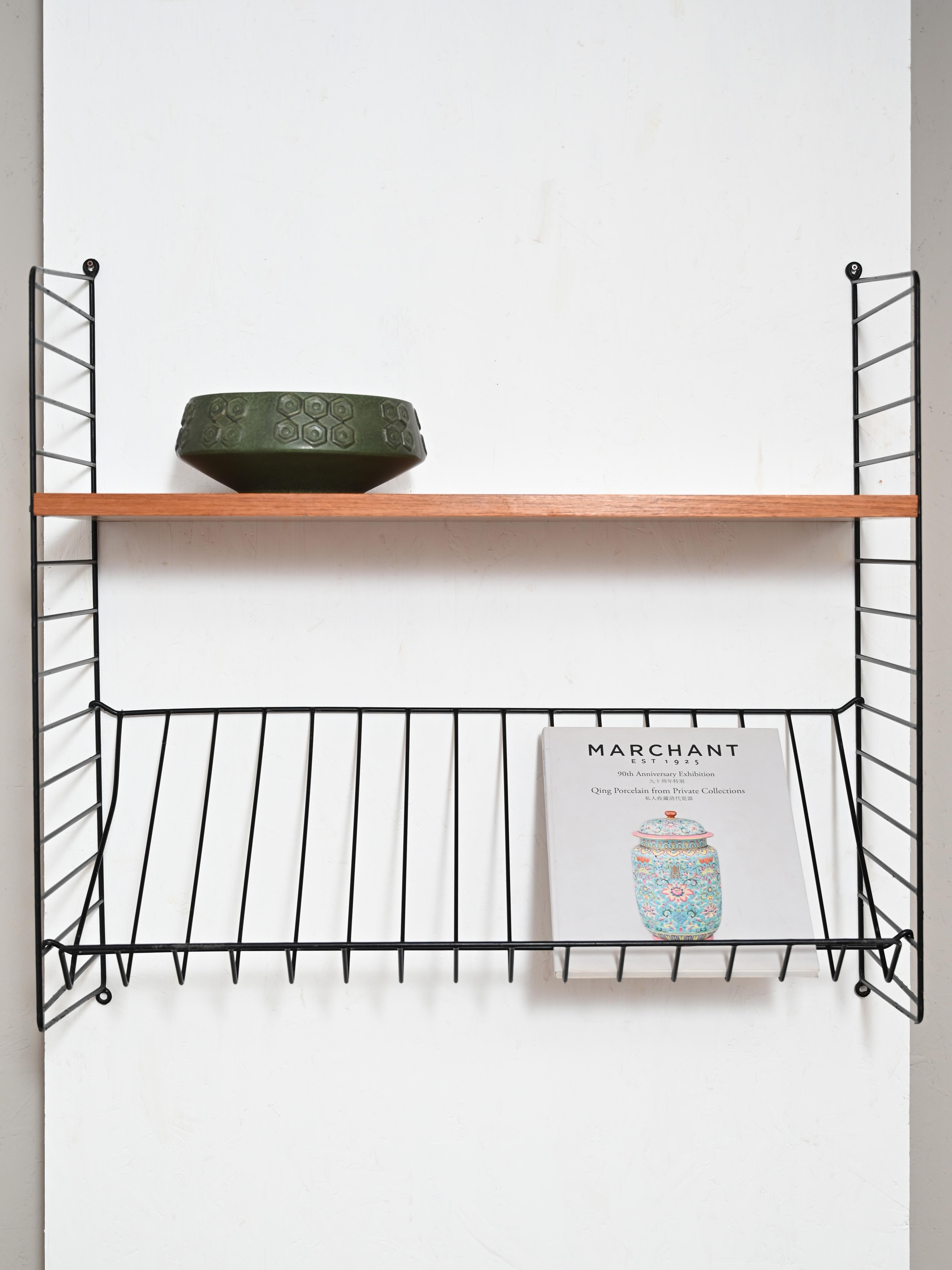 Wall-mounted teak and metal bookcase
Peculiar wall bookcase equipped with a height-adjustable wooden shelf and a frame
metal as well as the magazine shelf.
Can be juxtaposed with other similar shelving units to make up a wall unit.
Good