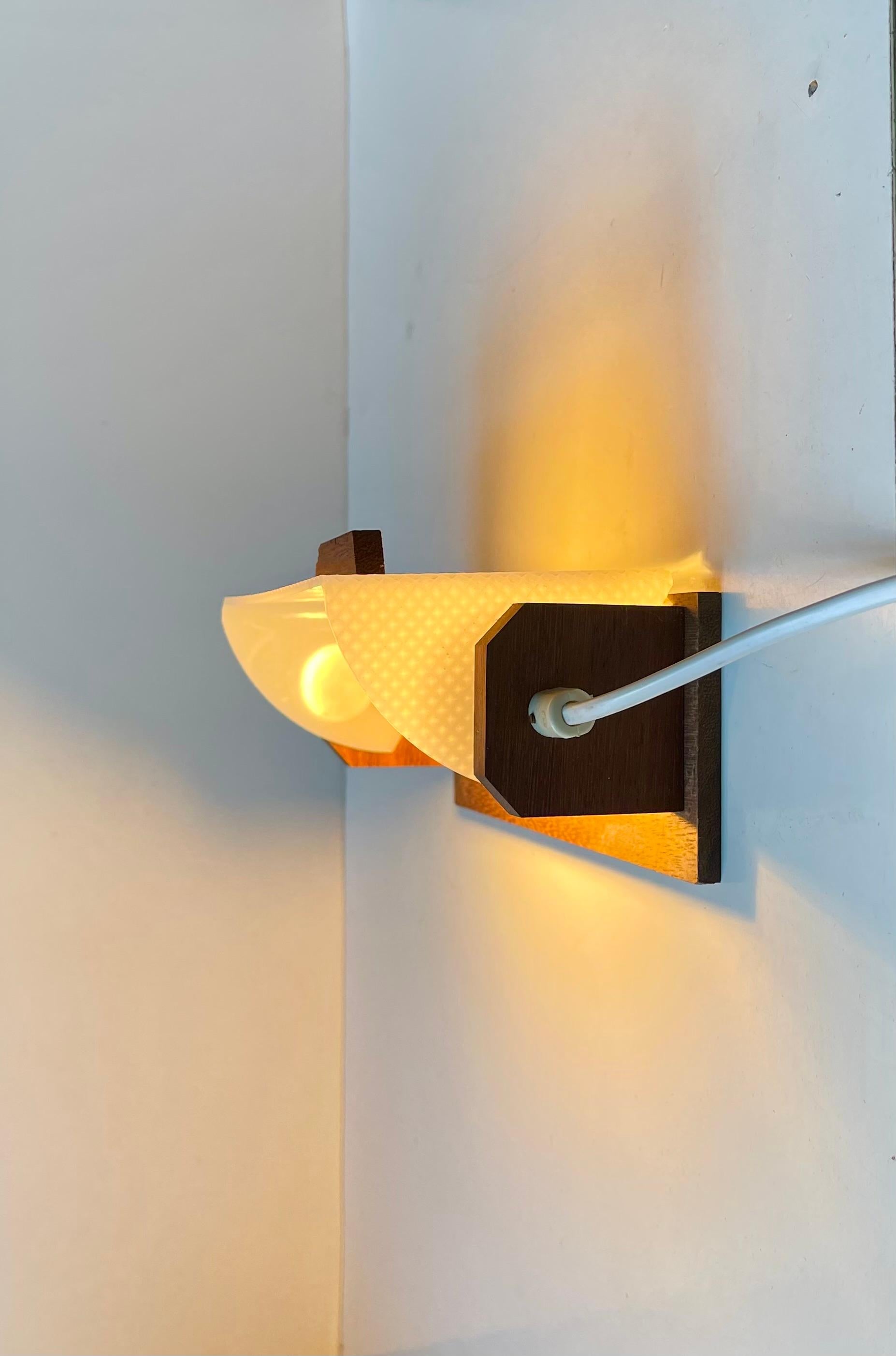 Finlandais Applique murale scandinave en teck et plexiglas par Lorentzons Epa Finland, années 1960 en vente