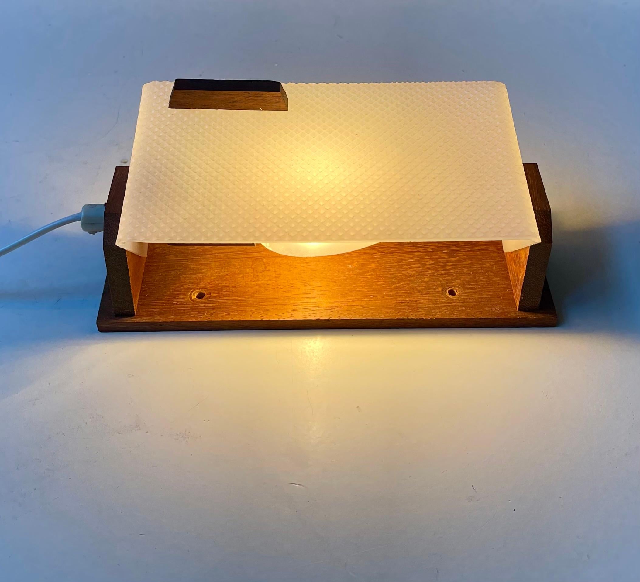 20ième siècle Applique murale scandinave en teck et plexiglas par Lorentzons Epa Finland, années 1960 en vente