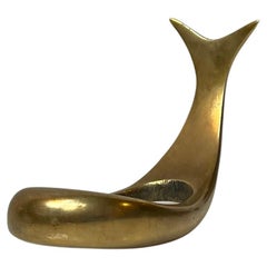 Repose-pipe scandinave en laiton en forme de baleine dans le style de Carl Auböck, 1950