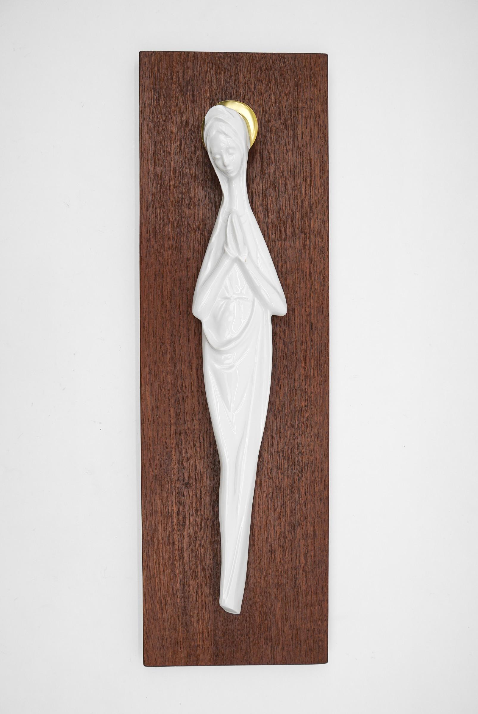 Vierge scandinave en porcelaine blanche moulée à la main sur panneau en teck, années 1960.

La porcelaine blanche contraste merveilleusement avec le teck. Parfaitement formées, très délicates et expressives. 

La tablette en teck a les dimensions