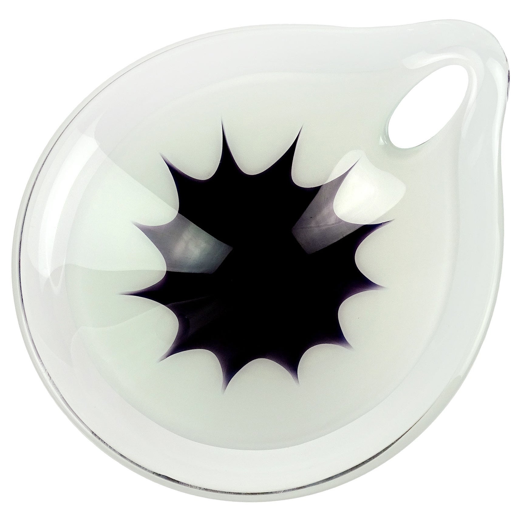 Dekorative Schale aus skandinavischem Kunstglas mit durchbrochenem Griff in Weiß und Schwarz mit Sternenmuster im Angebot