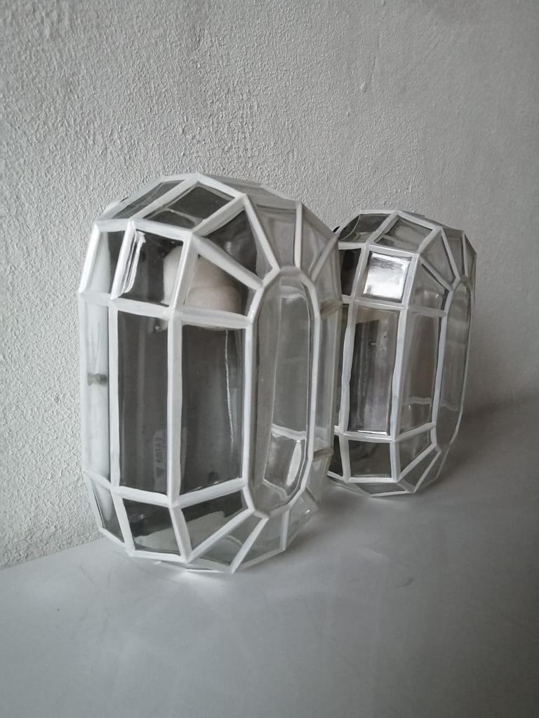 Scandinavian white iron structured frame glass pair of sconces by ÖVE, 1970s Sweden

Rare and Minimalist wall lamps.

Lamps are in very good vintage condition.

These lamps works with E27 standard light bulbs. Max 75 W
Wired and suitable to