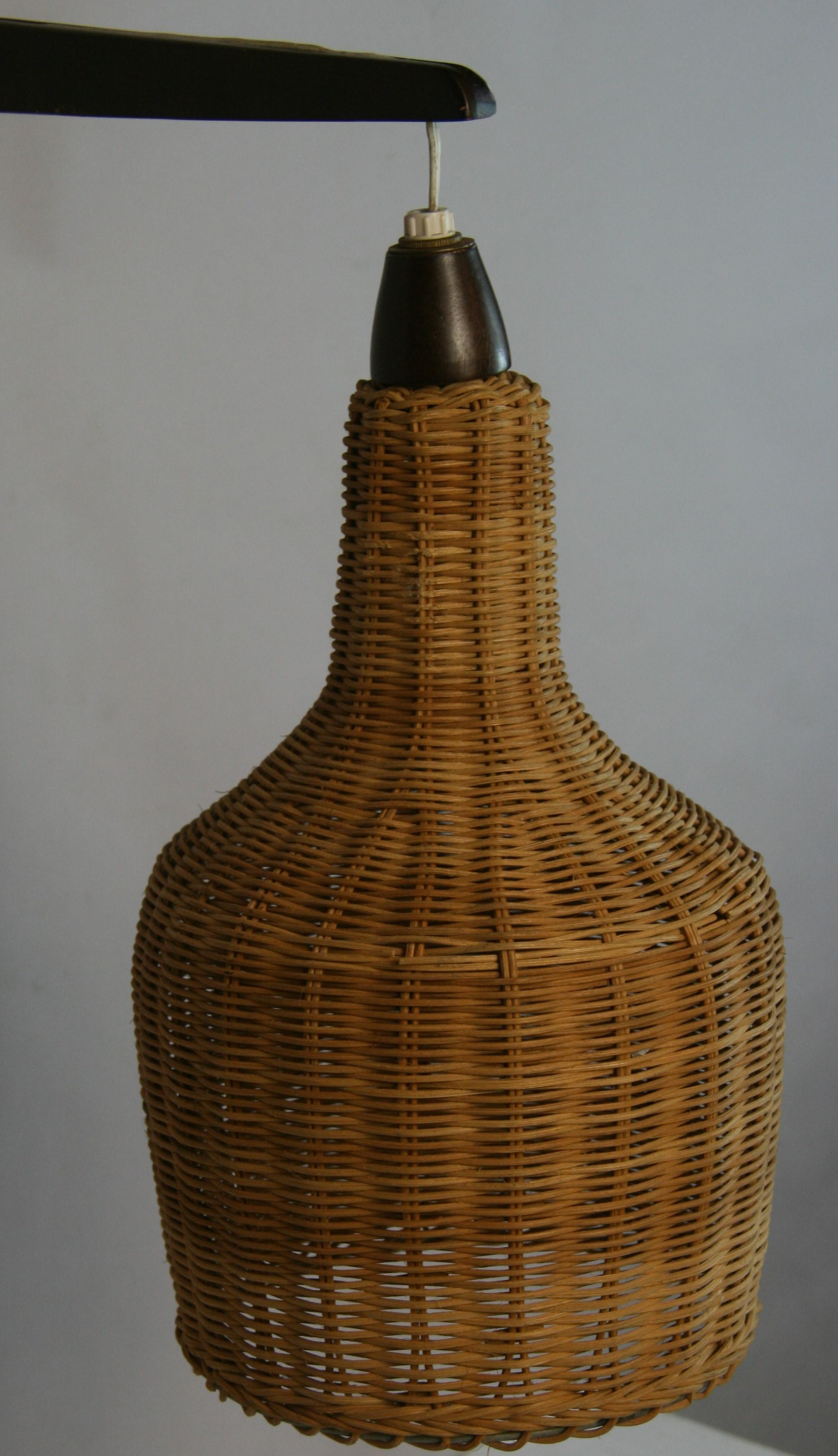 Scandinavian Wicker and Wood Swivel Wall Light im Zustand „Gut“ im Angebot in Douglas Manor, NY