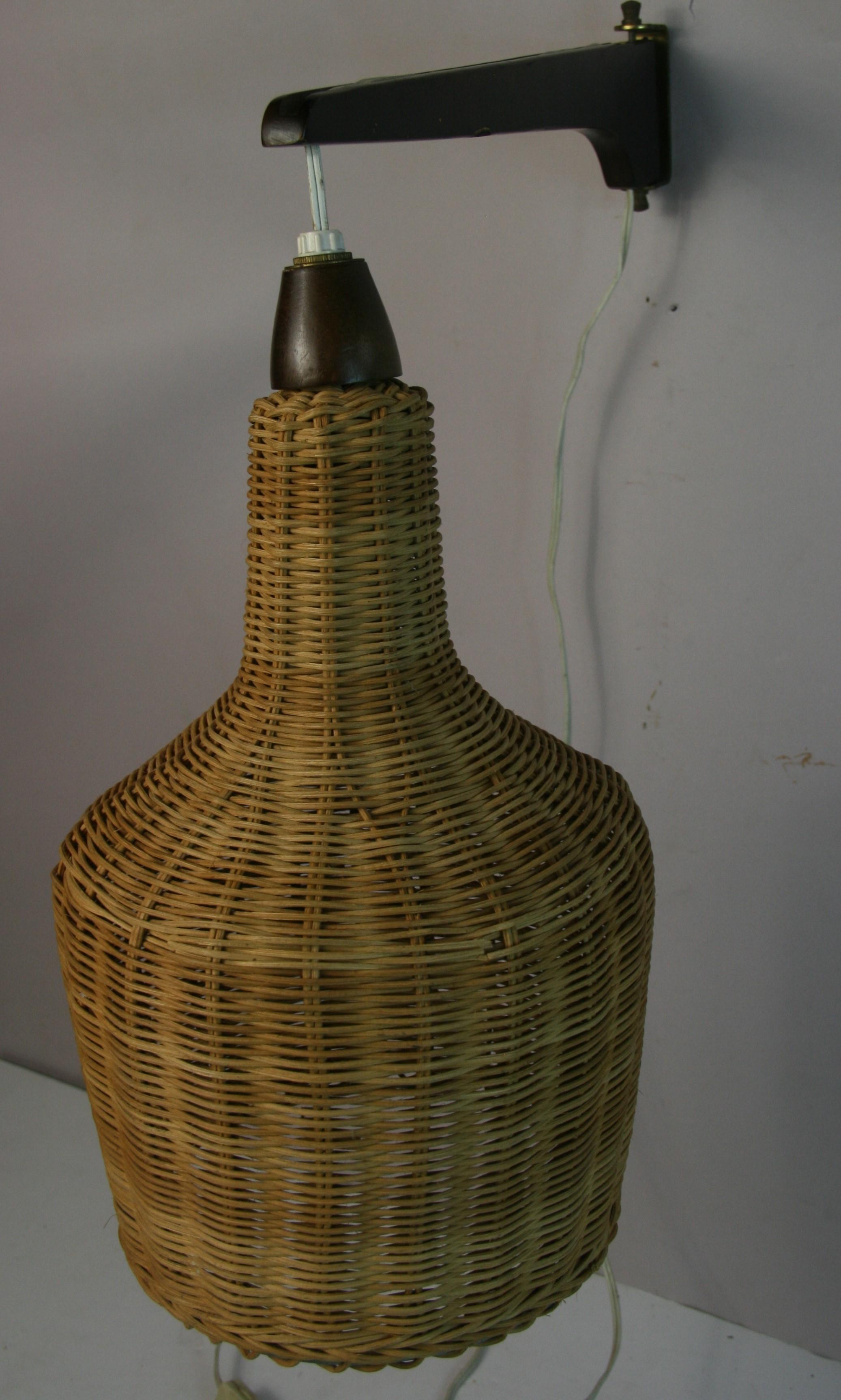 Scandinavian Wicker and Wood Swivel Wall Light (Korbweide) im Angebot