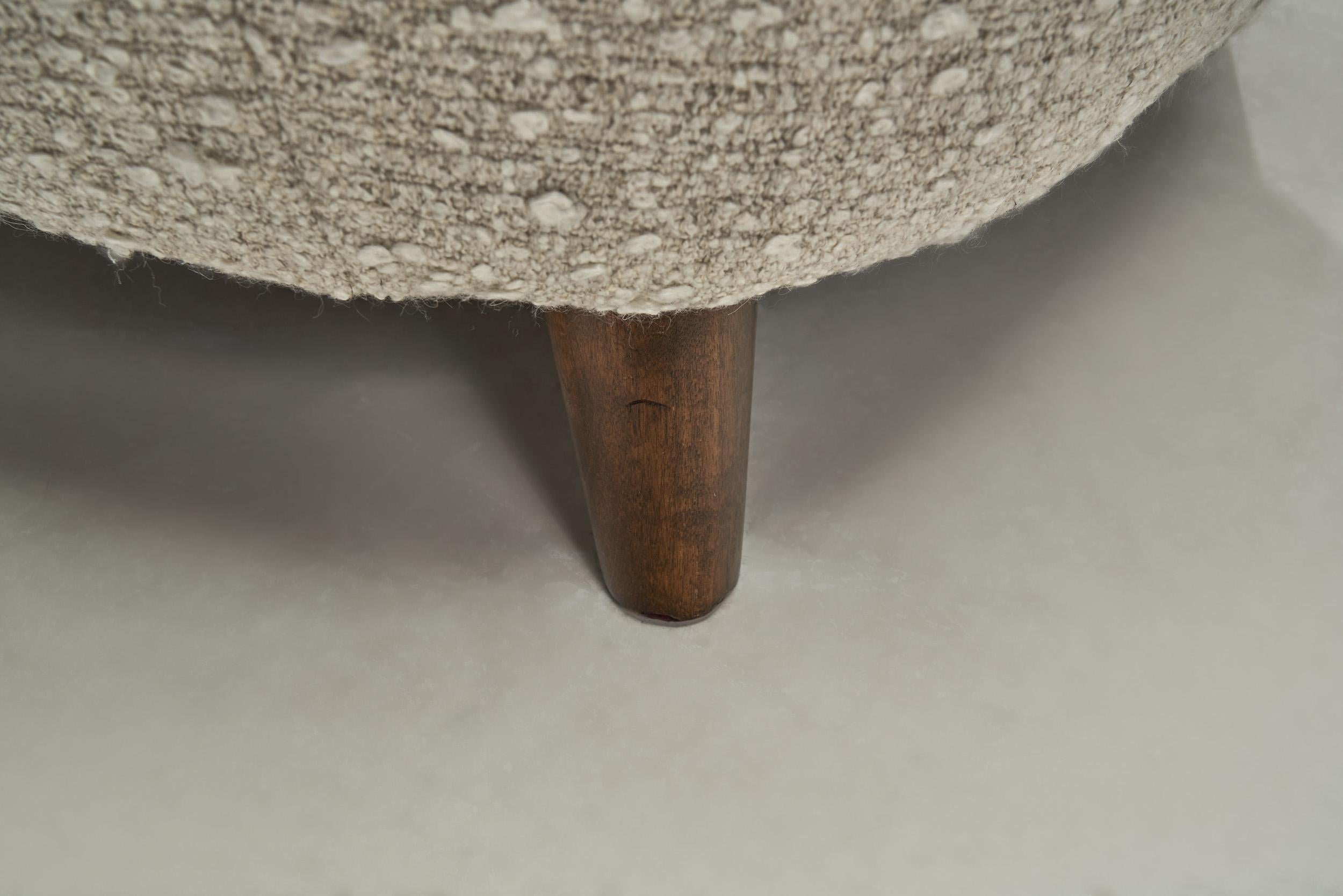 Fauteuil à dos d'âne scandinave tapissé en bouclé, Scandinavie, 1950s en vente 7