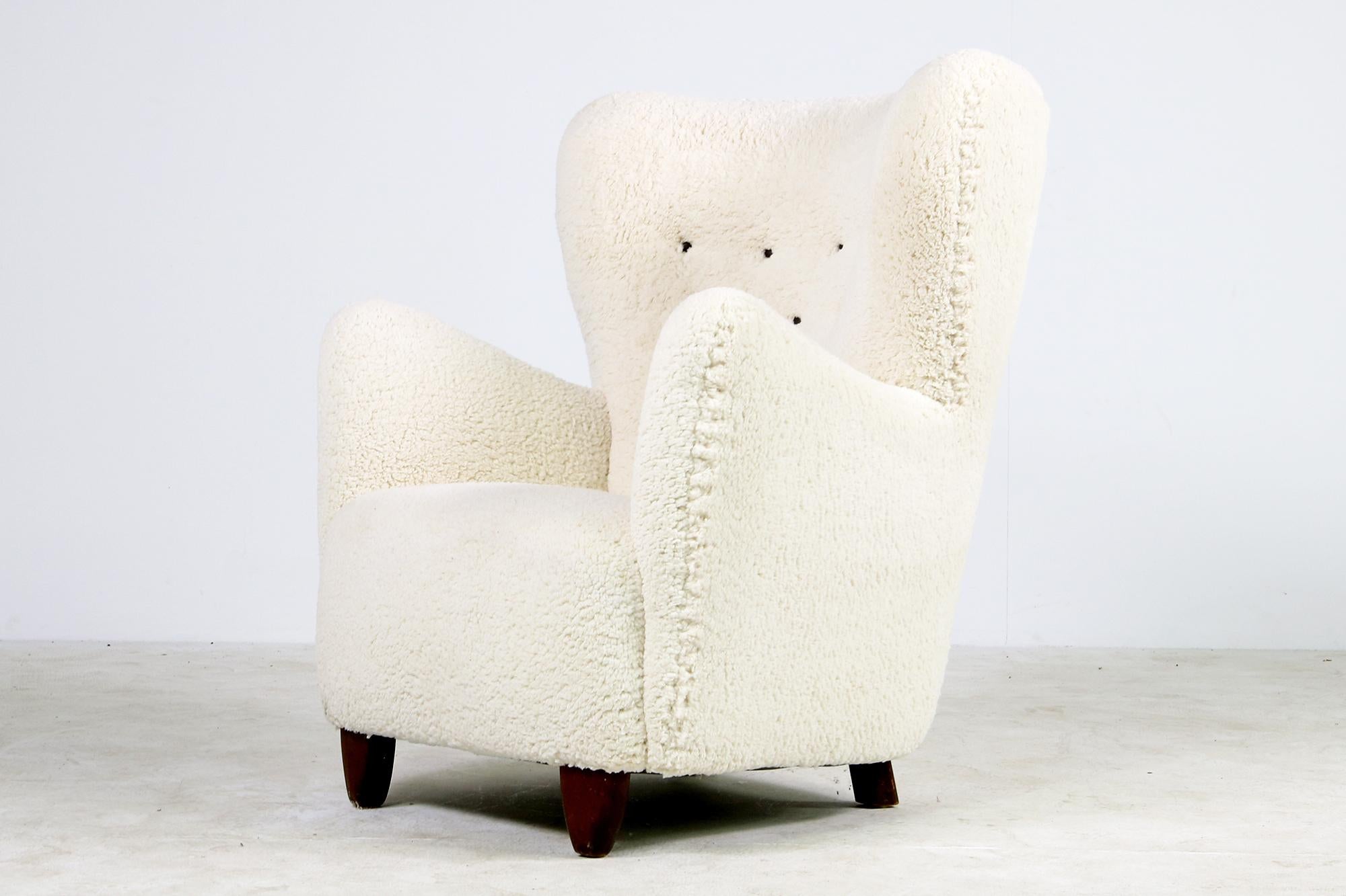 Precioso sillón escandinavo de mediados de siglo, tapizado nuevo y tela nueva, tela de algodón de peluche, super suave al tacto, como piel de oveja, empenachado con botones de cuero, super acogedor.

Pieza muy rara, madera maciza de haya teñida de