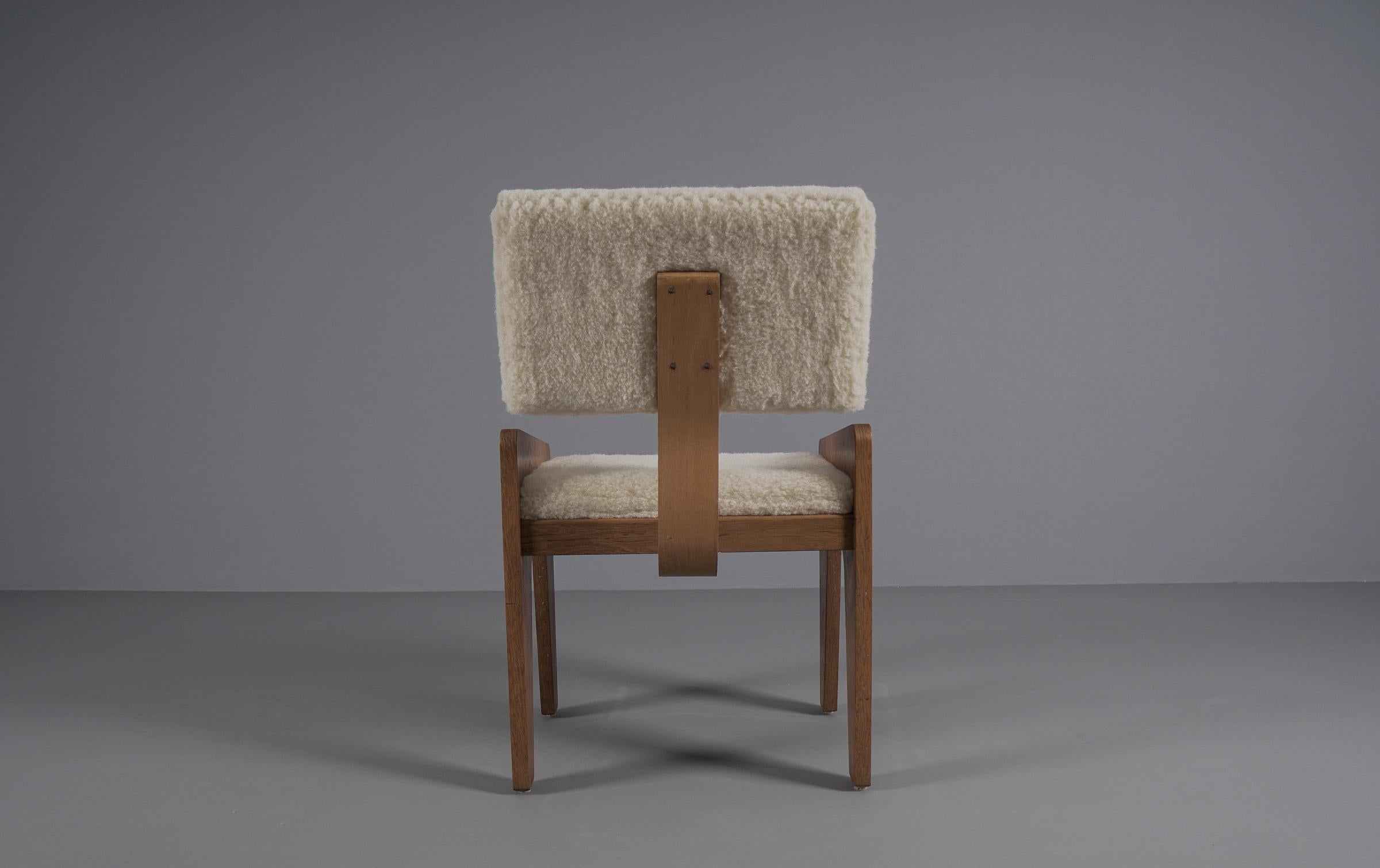 Poltrona scandinava in legno rivestita in tessuto di pelle di pecora, anni '60 in vendita 2