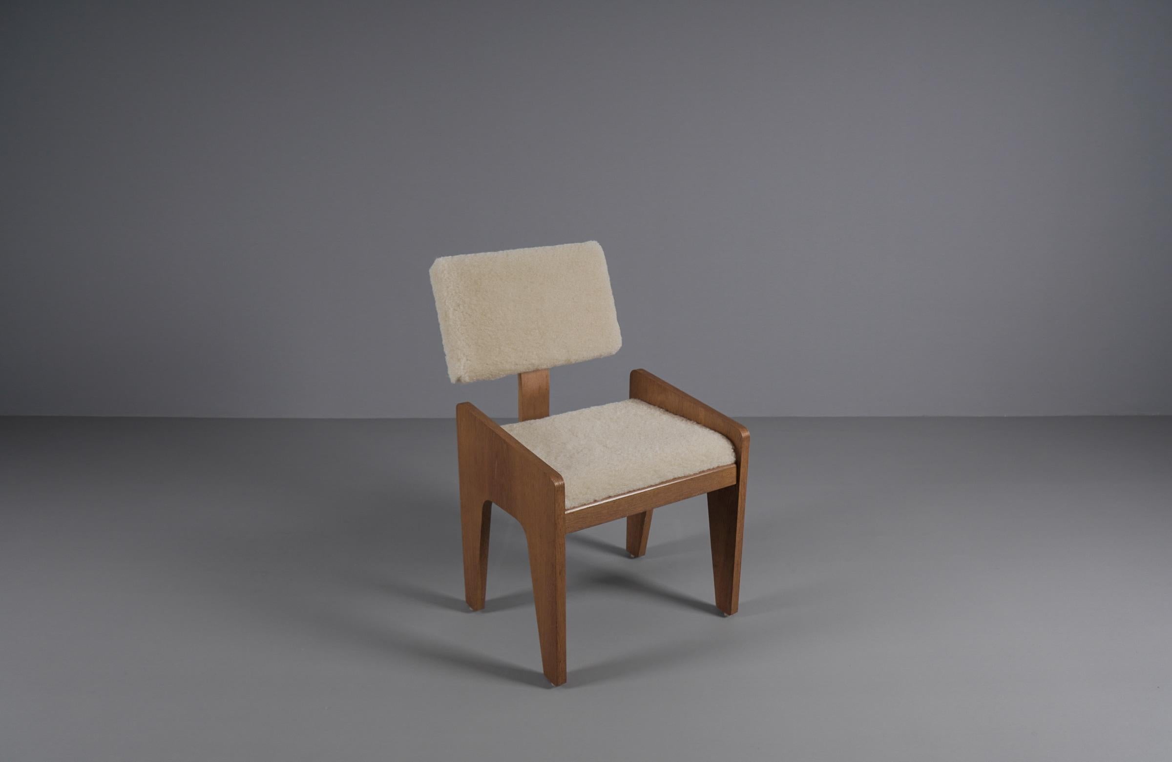 Poltrona scandinava in legno rivestita in tessuto di pelle di pecora, anni '60 in vendita 3
