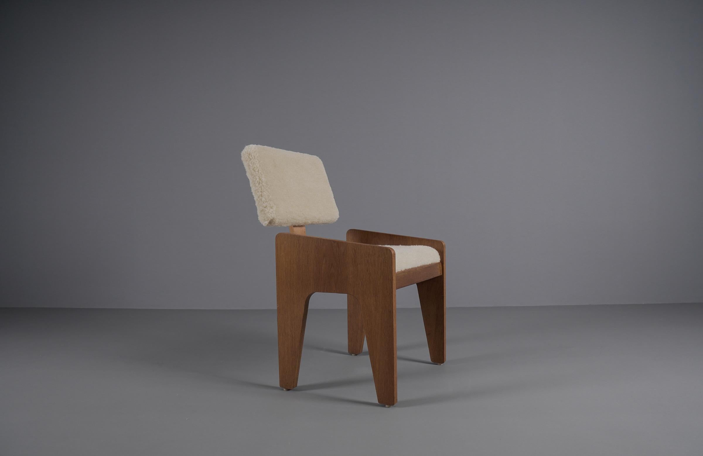 Scandinavo moderno Poltrona scandinava in legno rivestita in tessuto di pelle di pecora, anni '60 in vendita