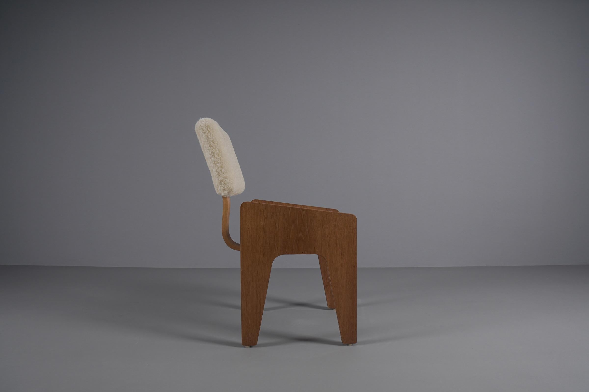 Scandinavo Poltrona scandinava in legno rivestita in tessuto di pelle di pecora, anni '60 in vendita