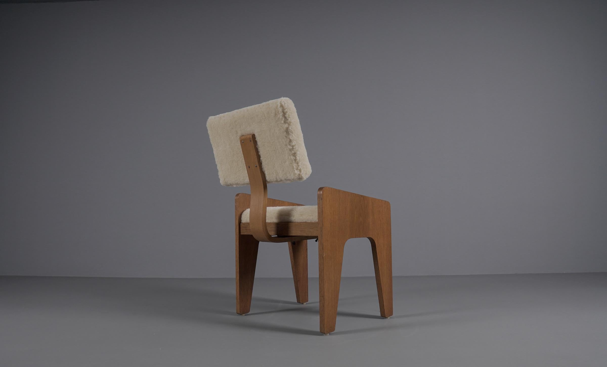Poltrona scandinava in legno rivestita in tessuto di pelle di pecora, anni '60 In condizioni buone in vendita a Nürnberg, Bayern