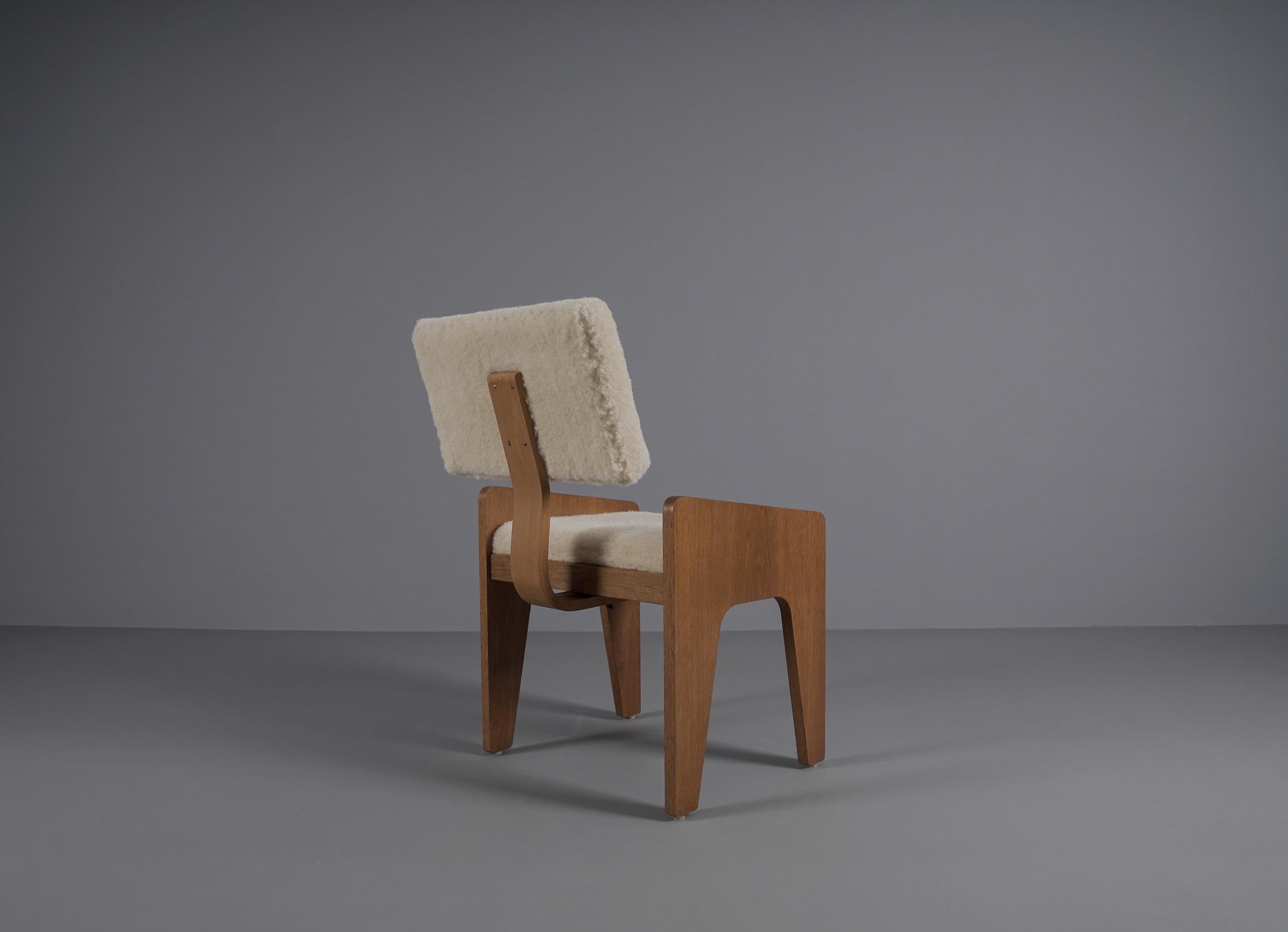 Metà XX secolo Poltrona scandinava in legno rivestita in tessuto di pelle di pecora, anni '60 in vendita