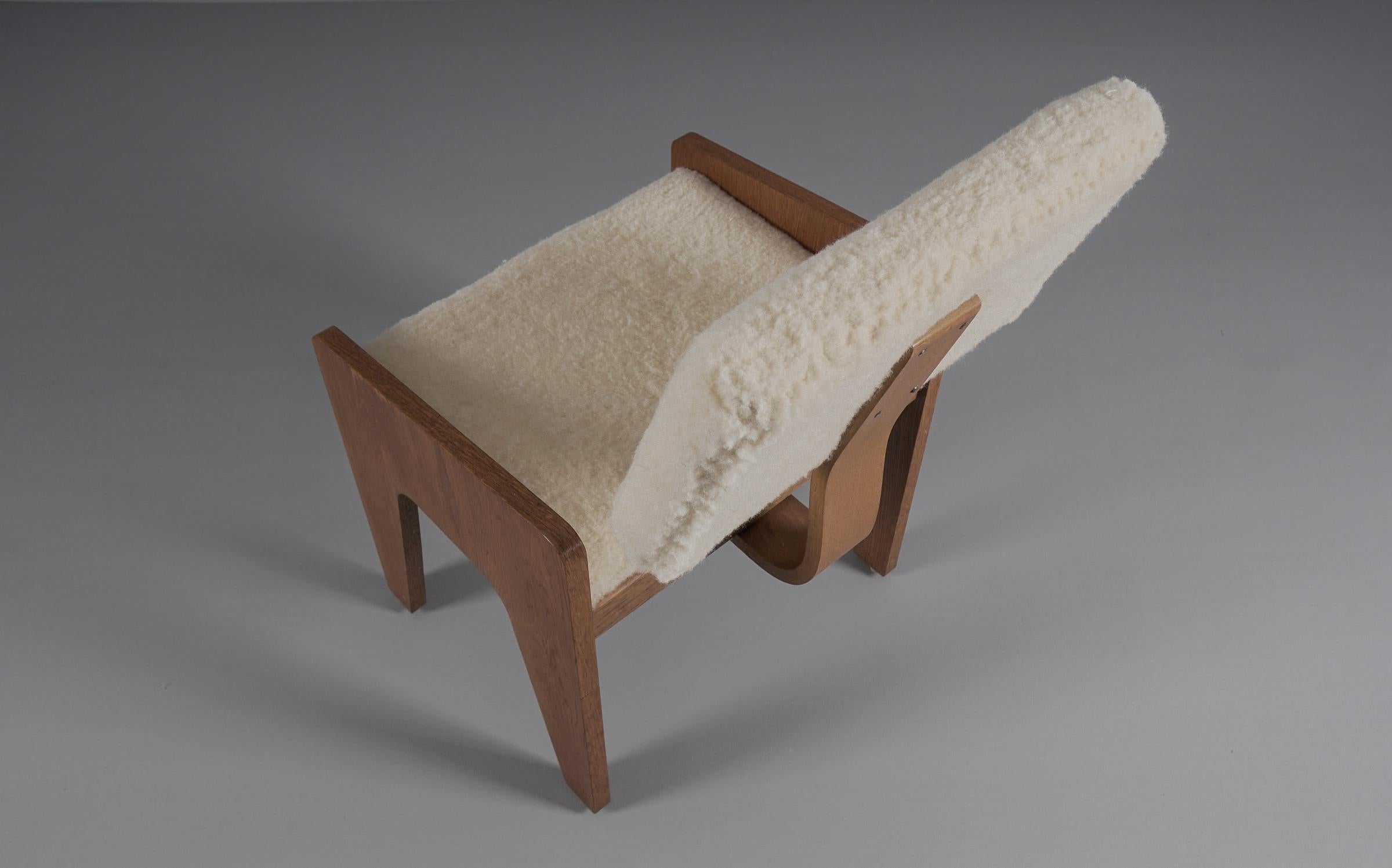Poltrona scandinava in legno rivestita in tessuto di pelle di pecora, anni '60 in vendita 1