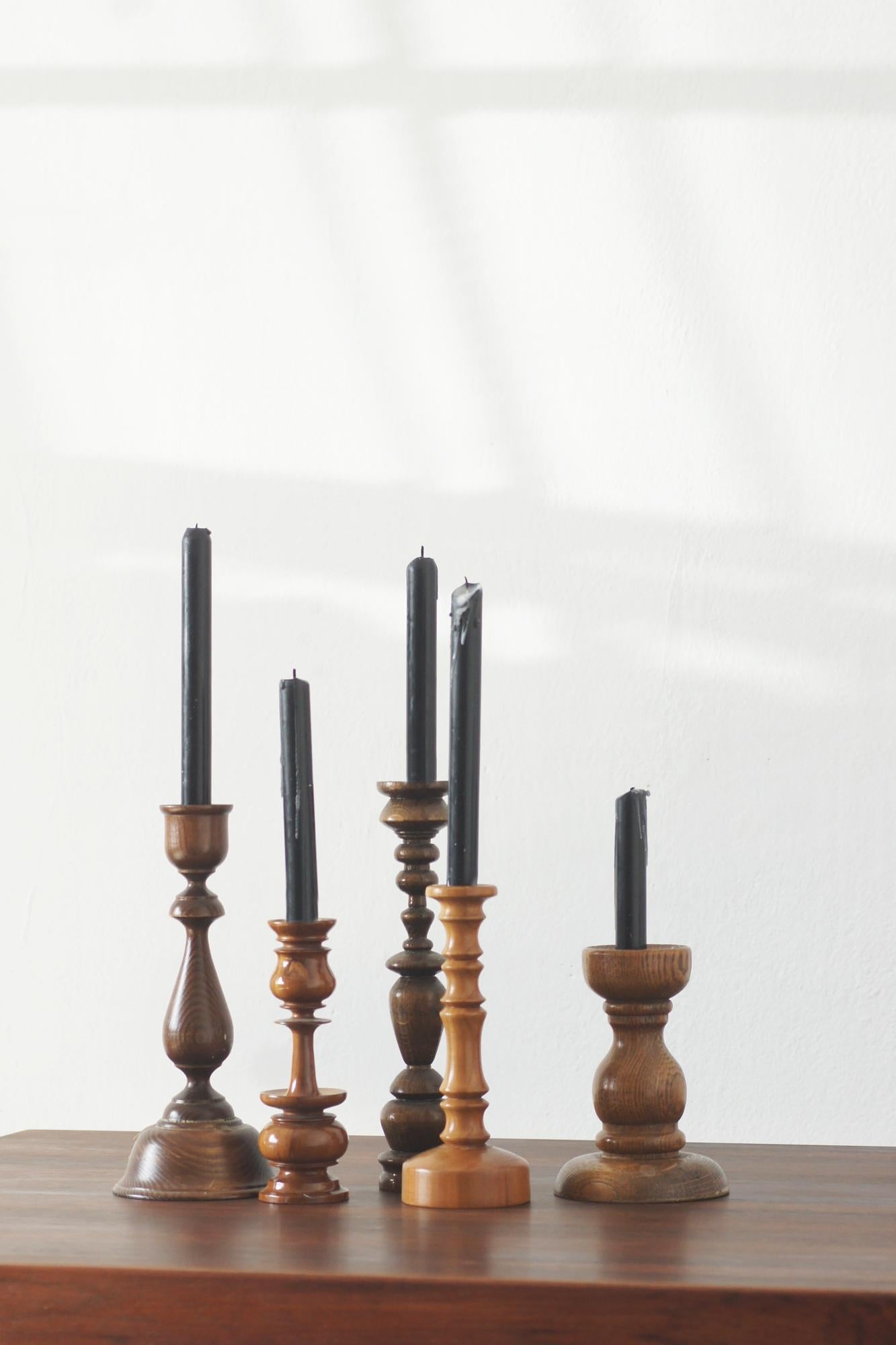Cet ensemble de bougeoirs scandinaves en bois est un parfait exemple de la simplicité et de la beauté naturelle qui caractérisent le design scandinave. Fabriqués en bois, souvent à partir d'essences légères comme le chêne, le hêtre ou le pin, ces