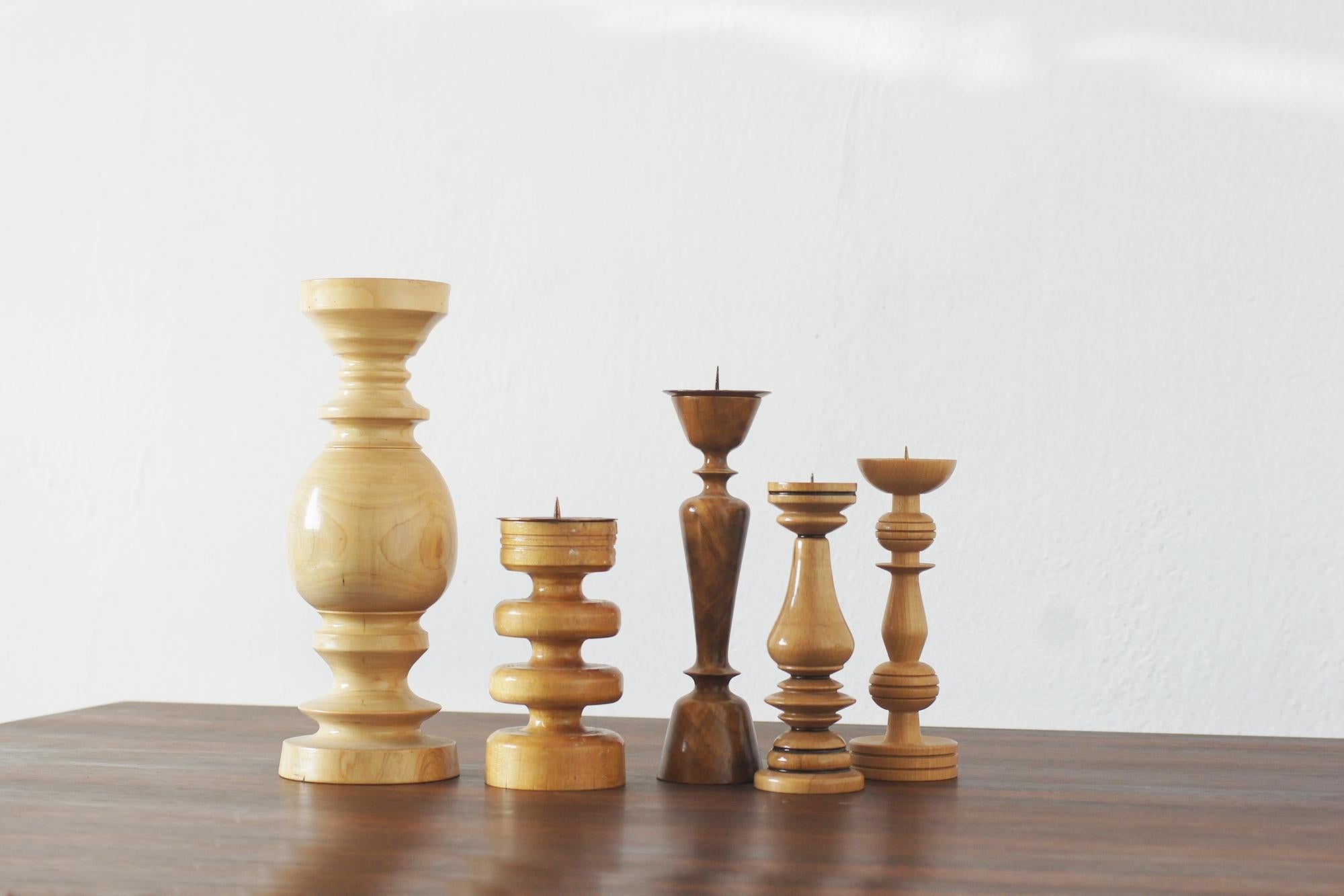 This set of Scandinavian wooden candle holders is a perfect example of the simplicity and natural beauty that characterize Scandinavian design. Made of wood, often from light species such as oak, beech or pine, these candlesticks exude warmth and