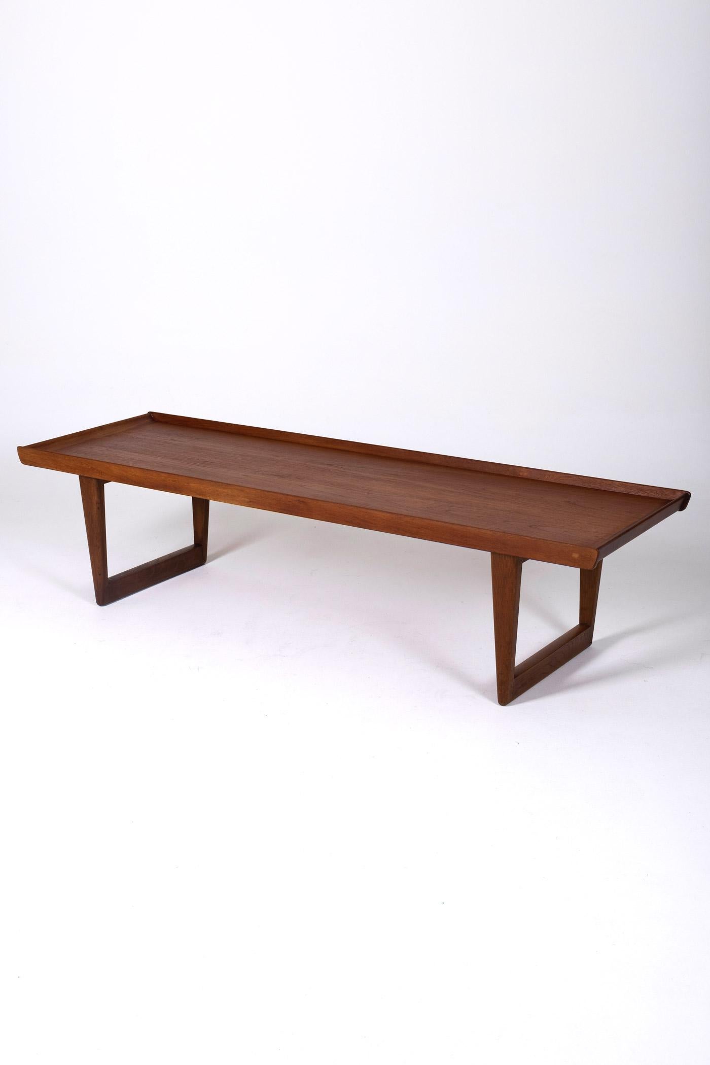 Table basse en bois attribuée au designer danois Børge Mogensen, datant des années 1950. Cette table basse ou table d'appoint est dotée d'un plateau et d'une base en teck massif. Il est en parfait état.
DV154