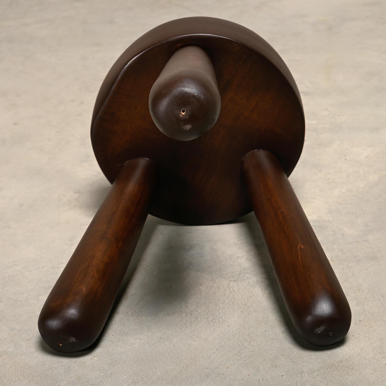 Sgabello scandinavo a treppiede in legno nello stile di Ingvar Hildingsson Svezia anni '70 in vendita 2