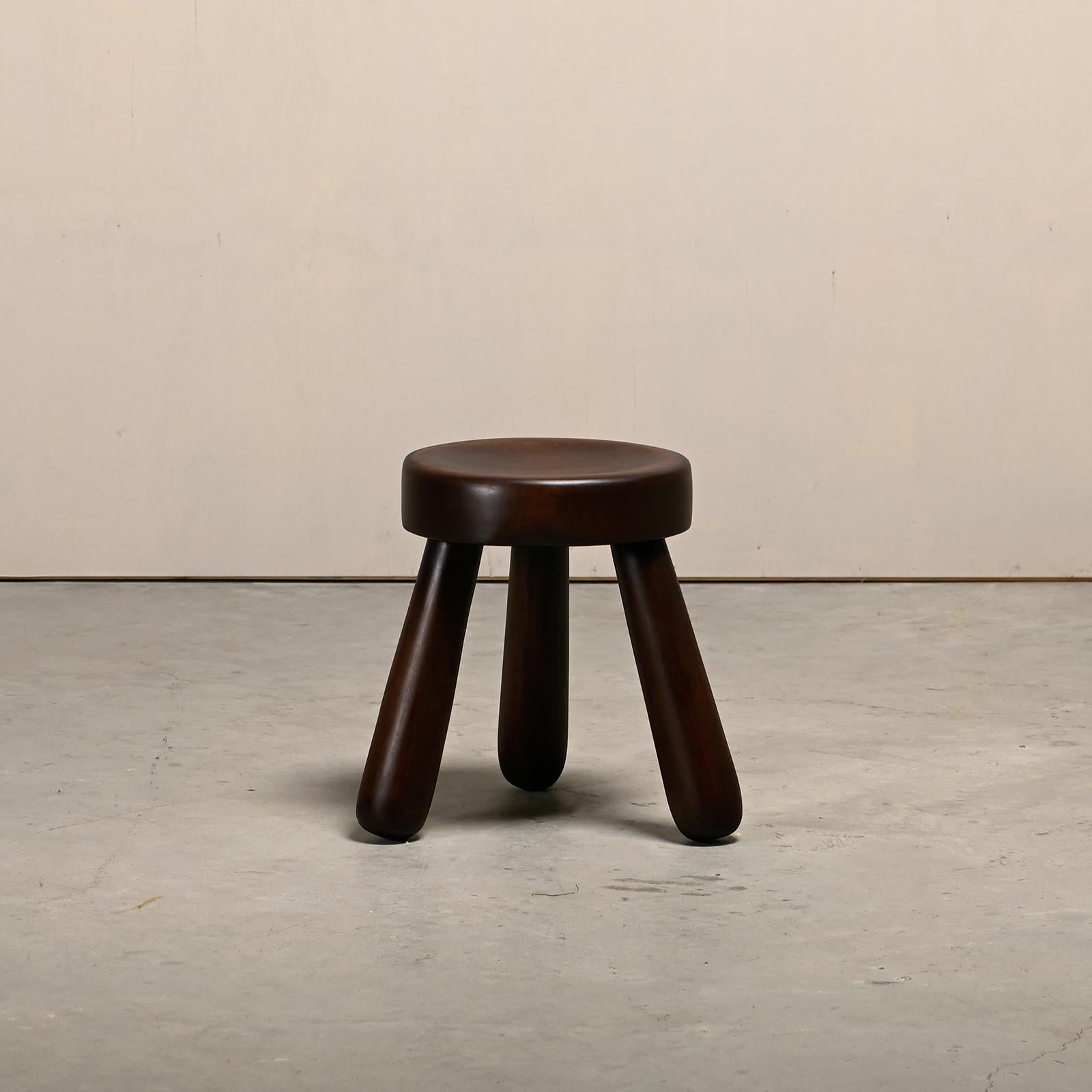 Bellissimo sgabello scandinavo basso a treppiede nello stile di Ingvar Hildingsson, Svezia, anni '70. Legno massiccio tinto in un caldo colore marrone scuro e in ottime condizioni. Il diametro del sedile è di 24 cm.