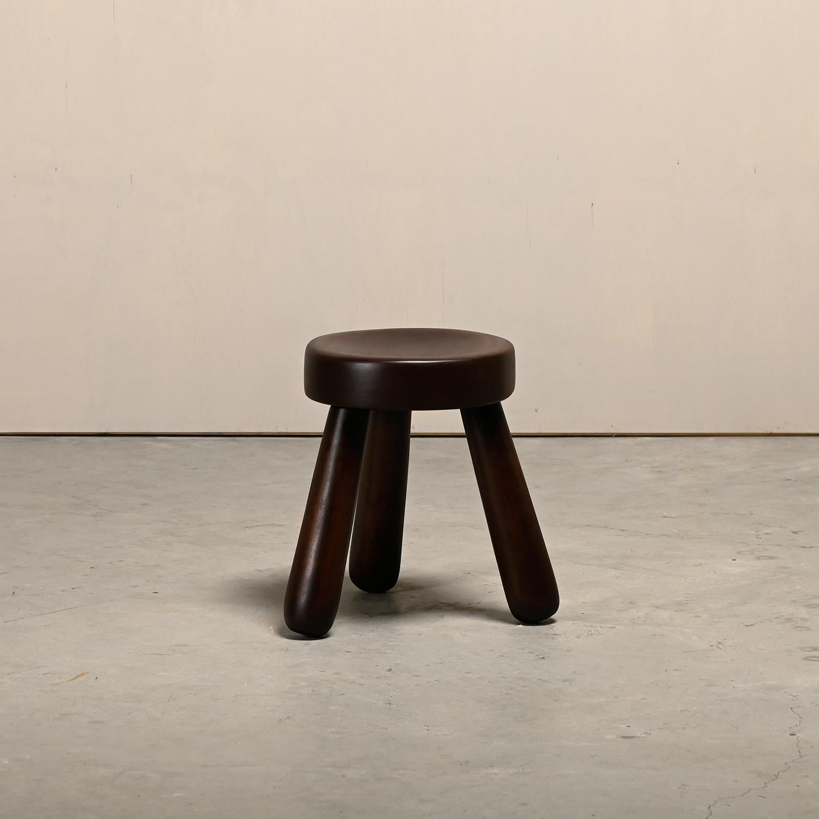 Svedese Sgabello scandinavo a treppiede in legno nello stile di Ingvar Hildingsson Svezia anni '70 in vendita