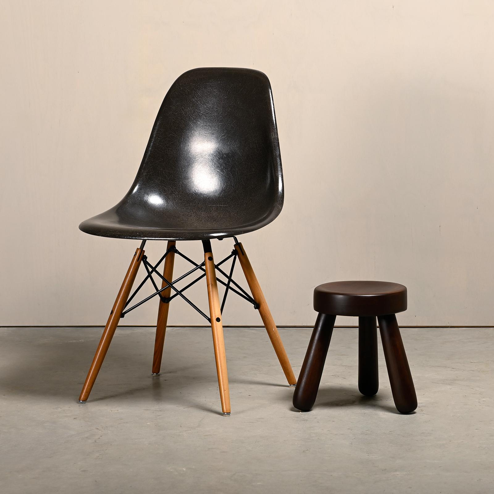Mordenzato Sgabello scandinavo a treppiede in legno nello stile di Ingvar Hildingsson Svezia anni '70 in vendita