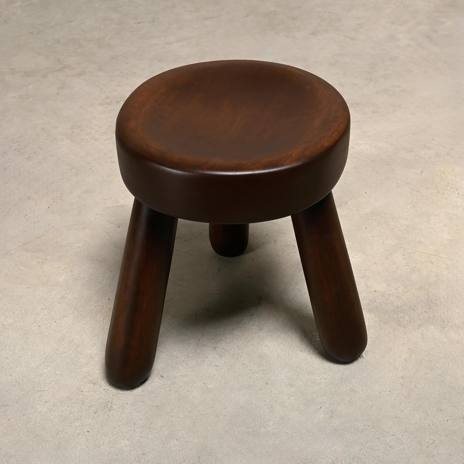 Sgabello scandinavo a treppiede in legno nello stile di Ingvar Hildingsson Svezia anni '70 In condizioni buone in vendita a Amsterdam, NL