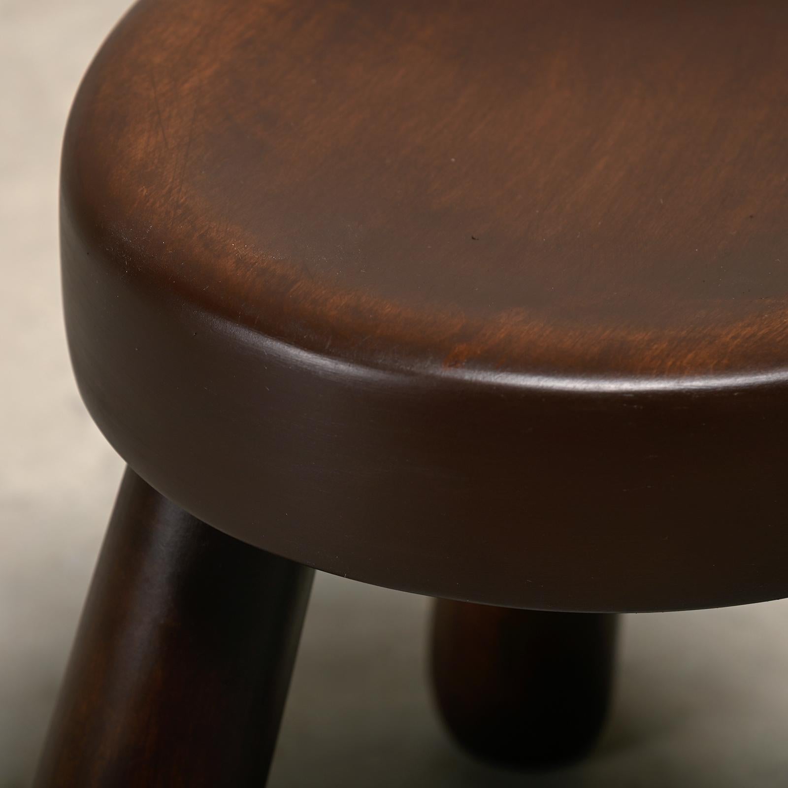 Fine XX secolo Sgabello scandinavo a treppiede in legno nello stile di Ingvar Hildingsson Svezia anni '70 in vendita