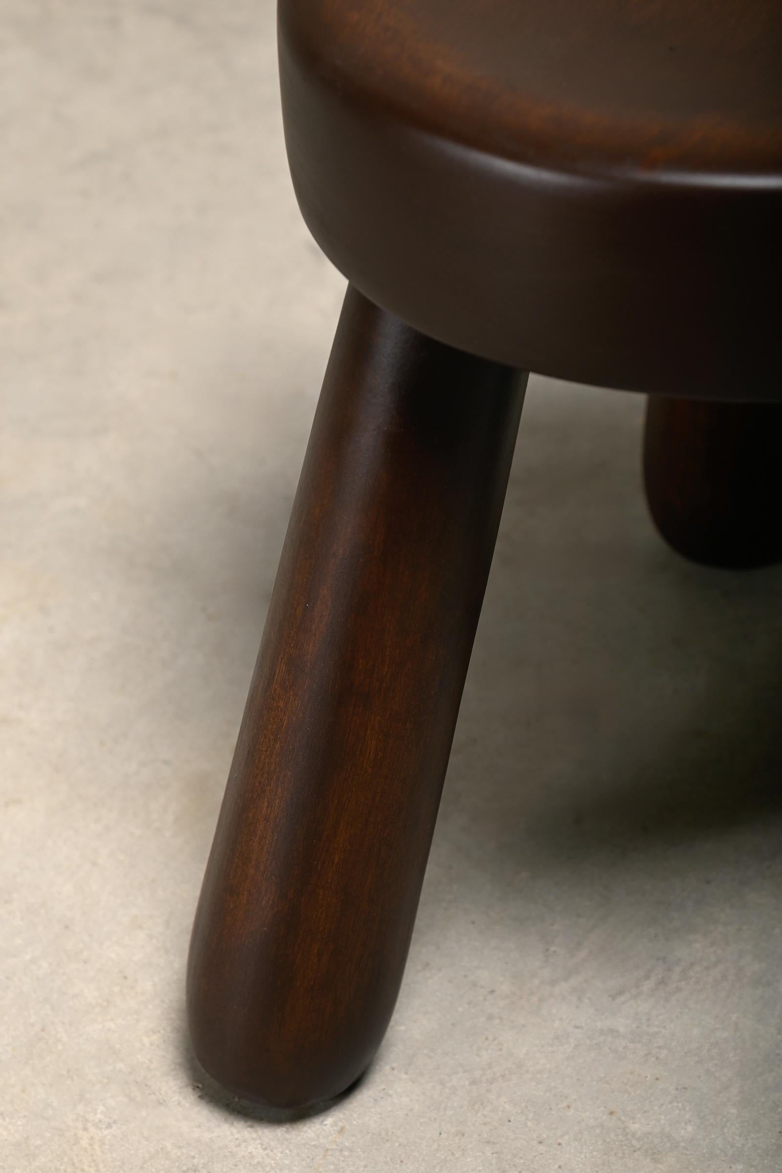 Legno Sgabello scandinavo a treppiede in legno nello stile di Ingvar Hildingsson Svezia anni '70 in vendita