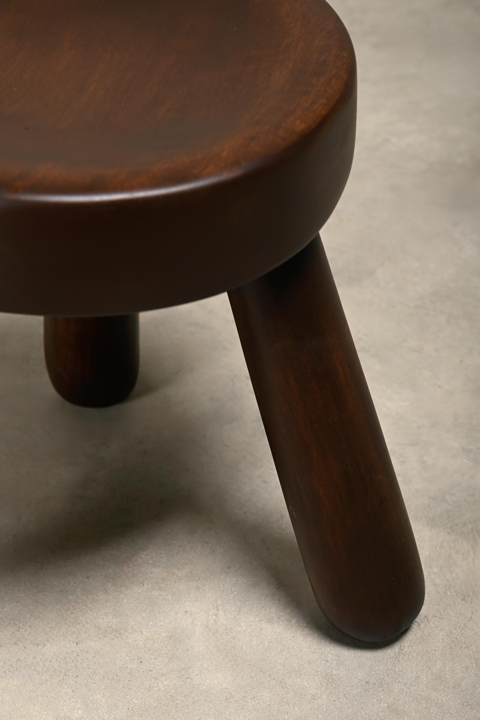 Sgabello scandinavo a treppiede in legno nello stile di Ingvar Hildingsson Svezia anni '70 in vendita 1