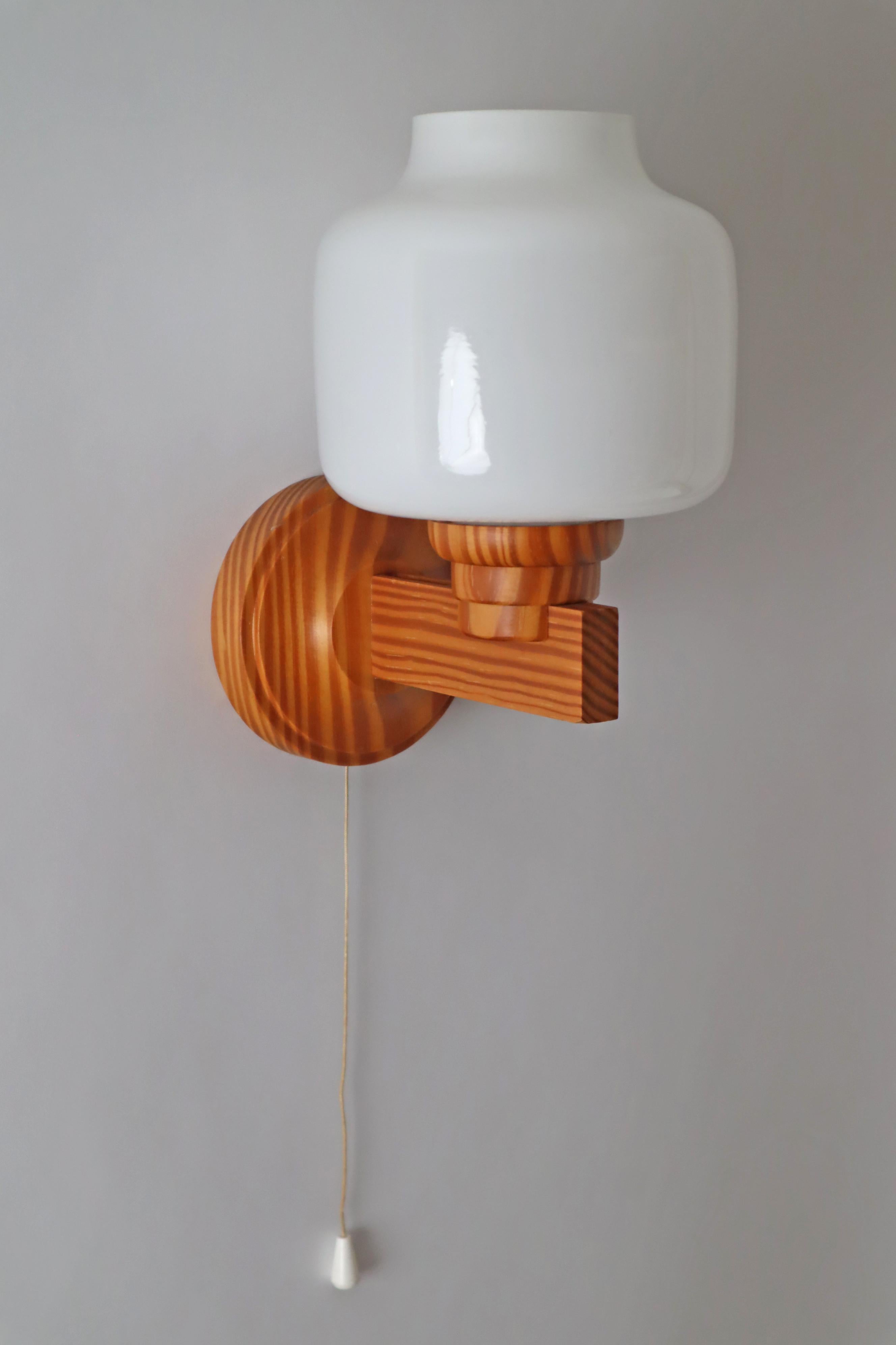Scandinavian Wooden Wall Lamp with a Lampshade in the shape of an Onion, Sweden For Sale 2