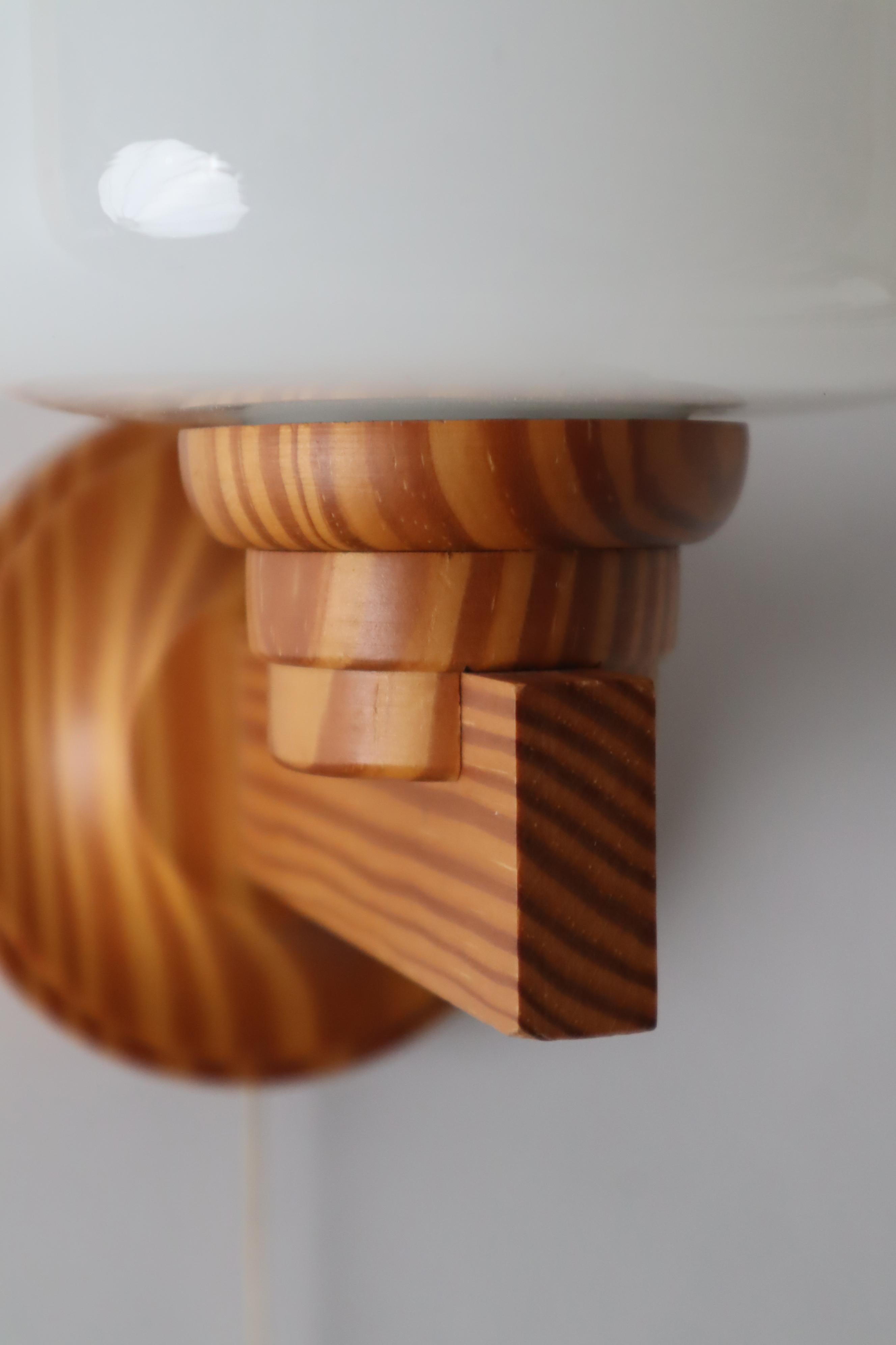 Scandinavian Wooden Wall Lamp with a Lampshade in the shape of an Onion, Sweden For Sale 3