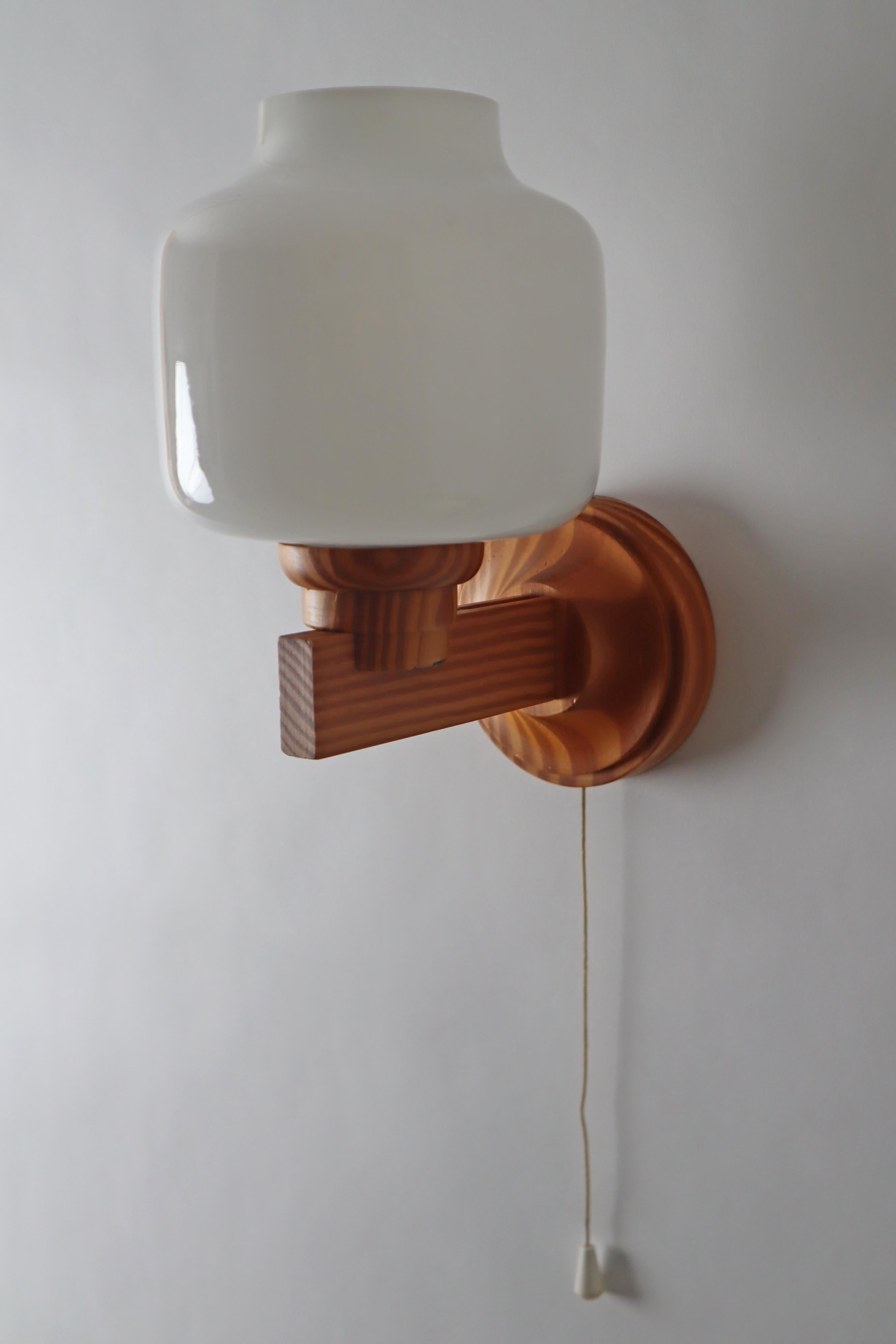 Scandinavian Wooden Wall Lamp with a Lampshade in the shape of an Onion, Sweden For Sale 4