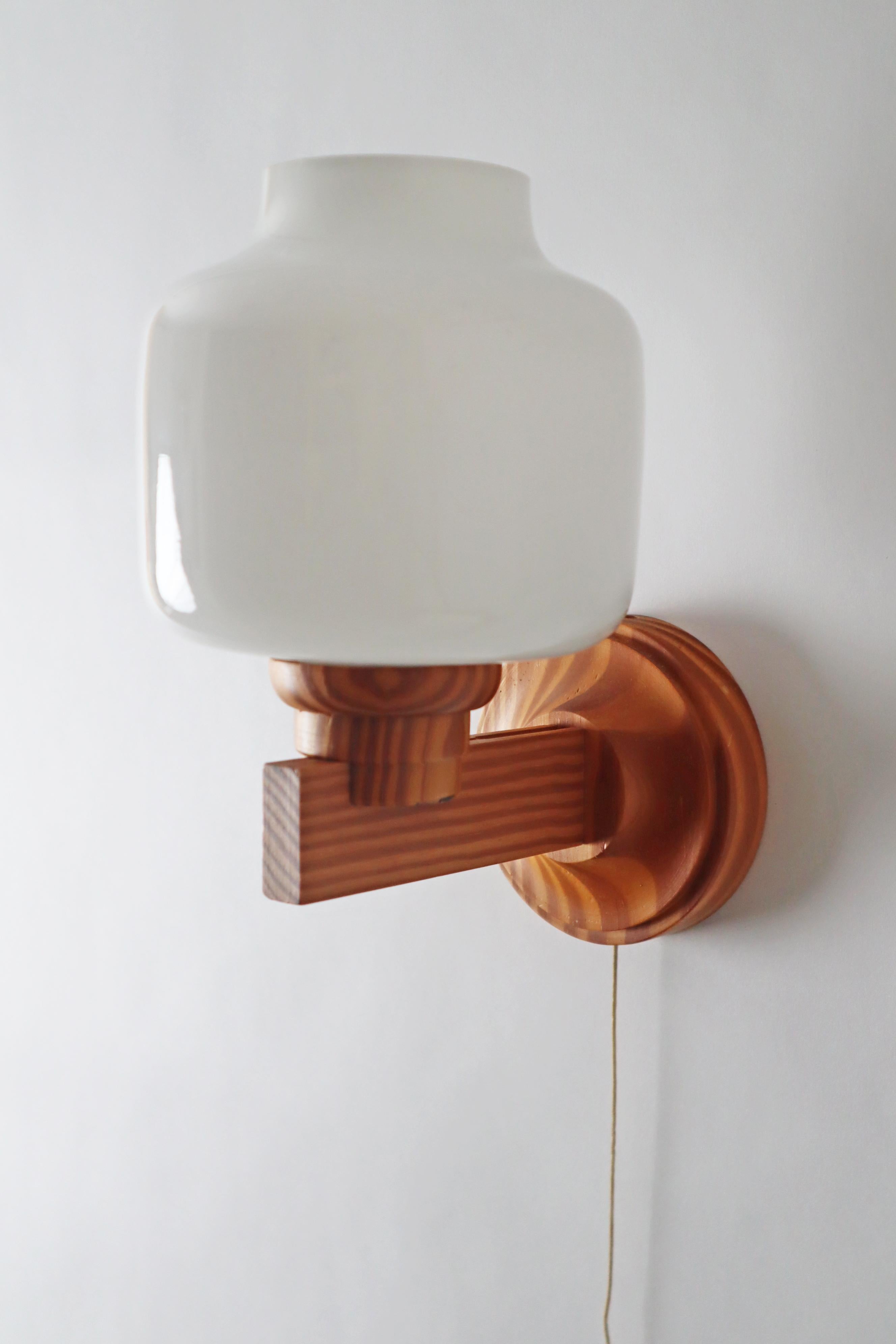Scandinavian Wooden Wall Lamp with a Lampshade in the shape of an Onion, Sweden In Good Condition For Sale In Hannover, DE