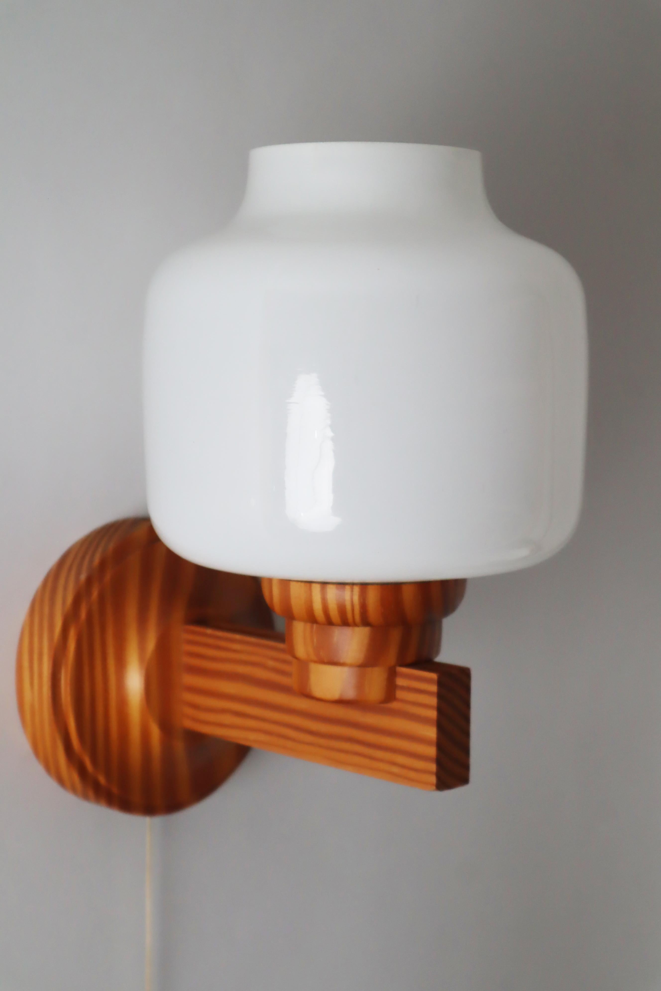 Scandinavian Wooden Wall Lamp with a Lampshade in the shape of an Onion, Sweden For Sale 1