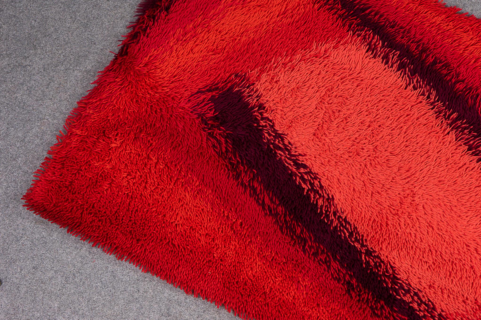 Tapis scandinave en laine pour CIRCA, circa 1960. Conception graphique abstraite dans une palette de couleurs chaudes corail, rouge et marron. Magnifique comme tenture murale ou comme tapis de sol ! Très bel état vintage, usure mineure.

Veuillez