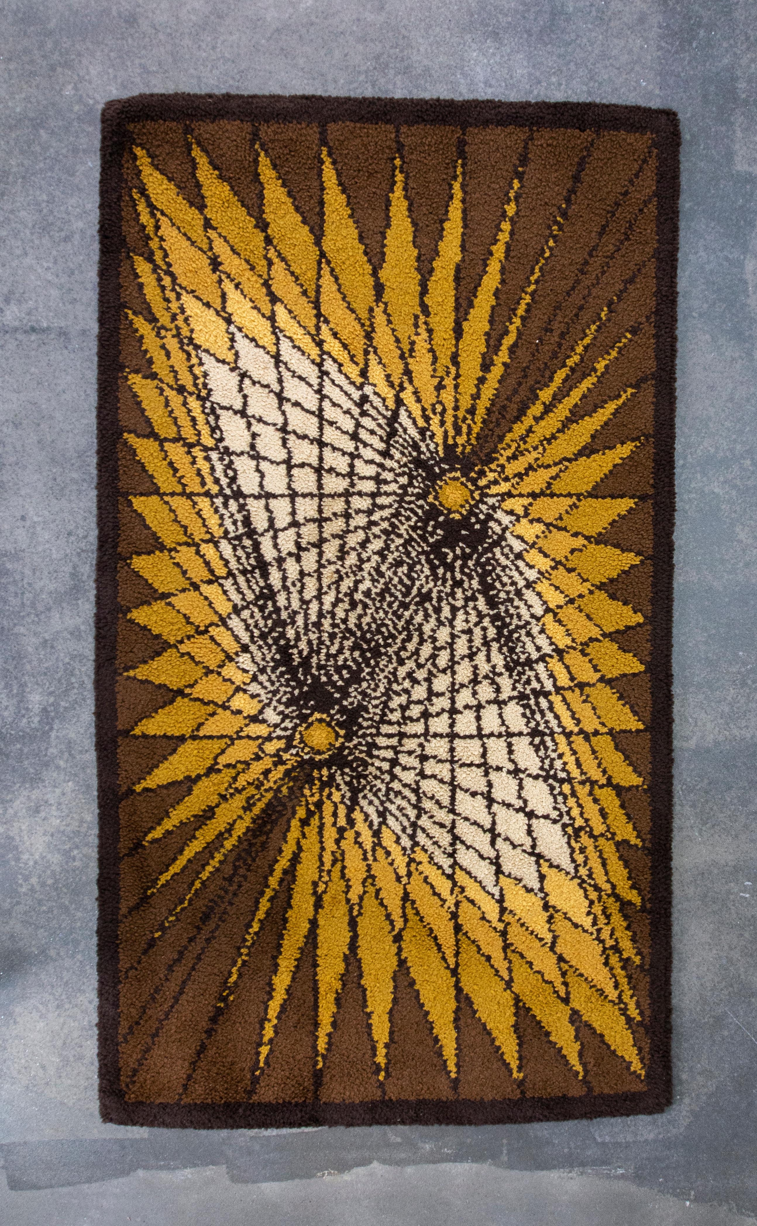 Petit tapis scandinave vintage en laine Rya, présentant des motifs géométriques en jaune, brun et blanc cassé. Ce tapis exceptionnellement décoratif est un parfait exemple de la conception de tapis des années 1970 en Europe du Nord. Le tapis est en