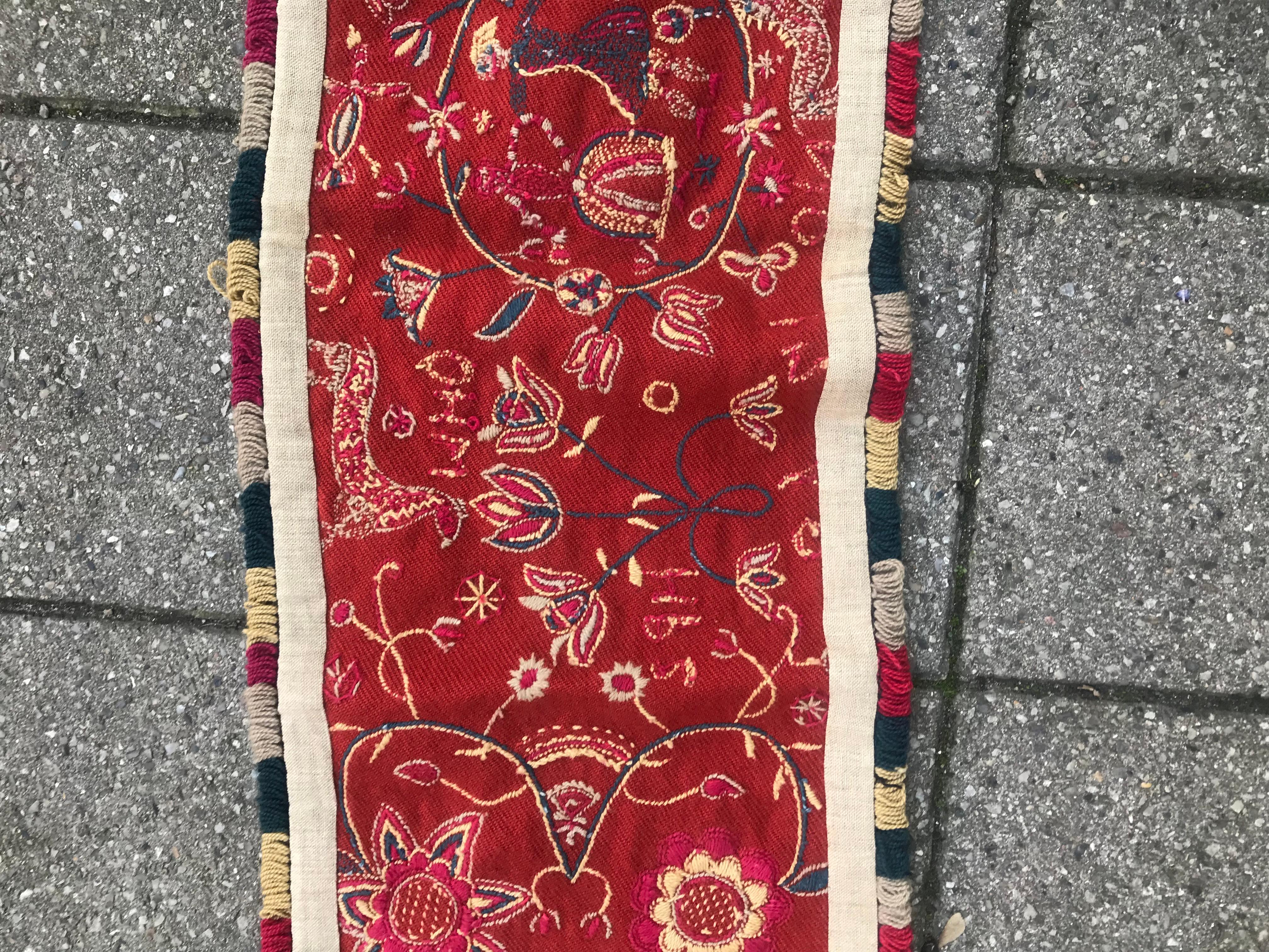 Skandinavischer gewebter Volkskunst-Hochzeitsteppich mit Blumen und Pferden, 1760 im Angebot 14