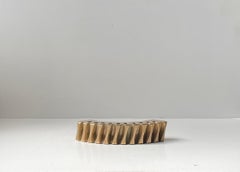Objeto Brutalista Escandinavo en Bronce Pulido - Portaplumas Fragmento de Engranaje, Década de 1970