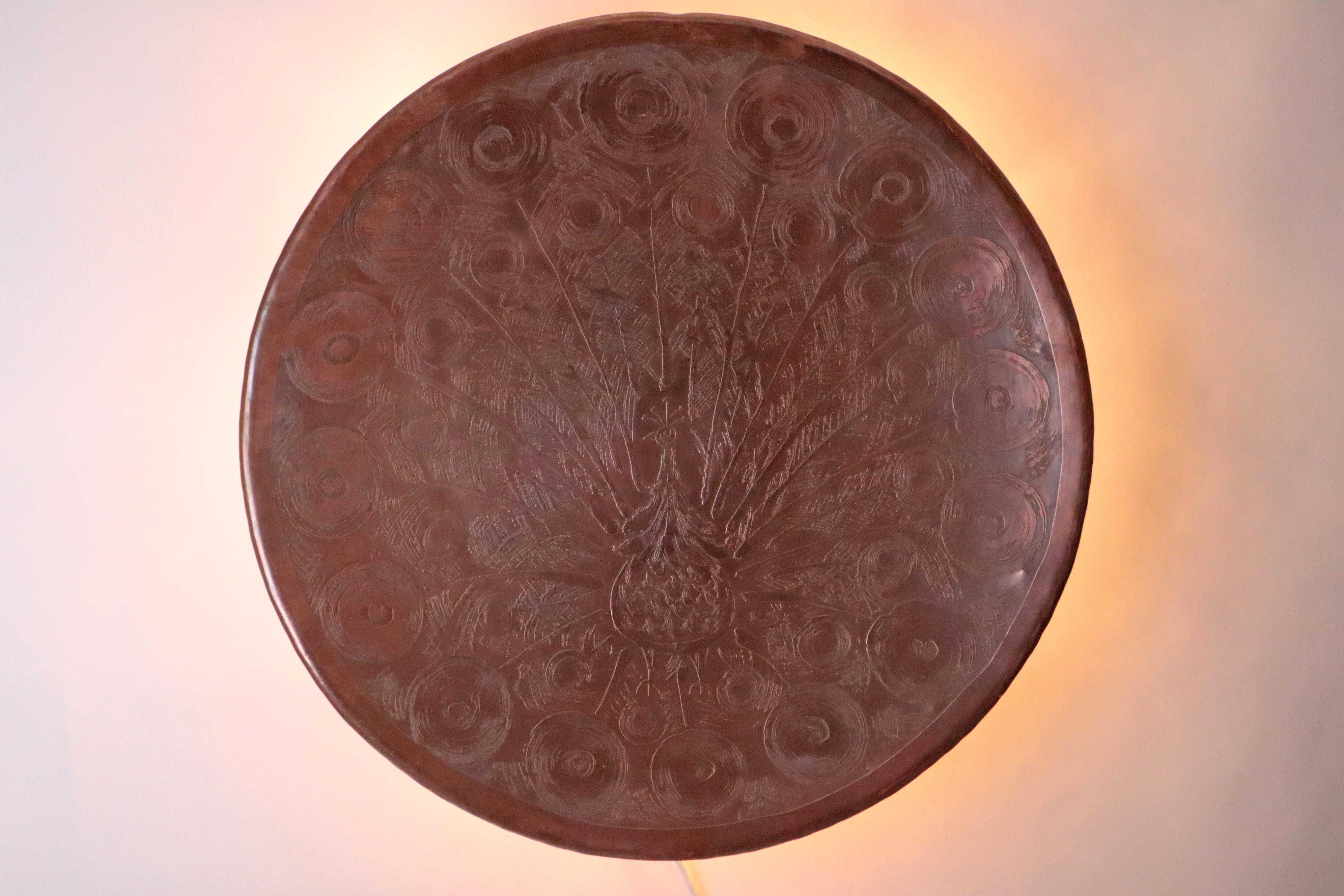 Apliques de cobre escandinavos Aurora con motivo de pavo real, Dinamarca Años 50 Hecho a mano en venta