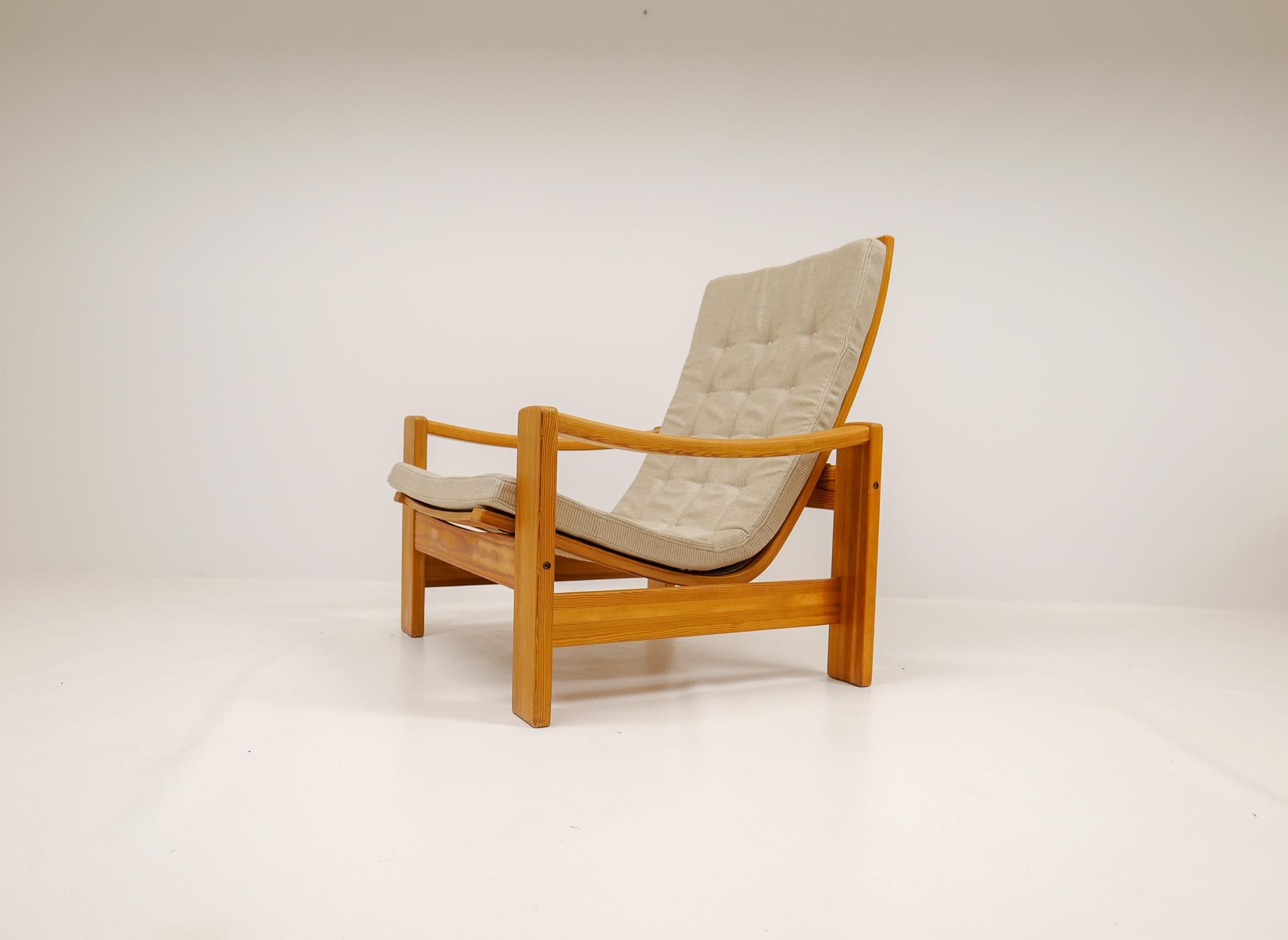 Mid-Century Modern Scandinavien Modern Lounge Chair in Pine and Fabric Yngve Ekström Sweden 1970s