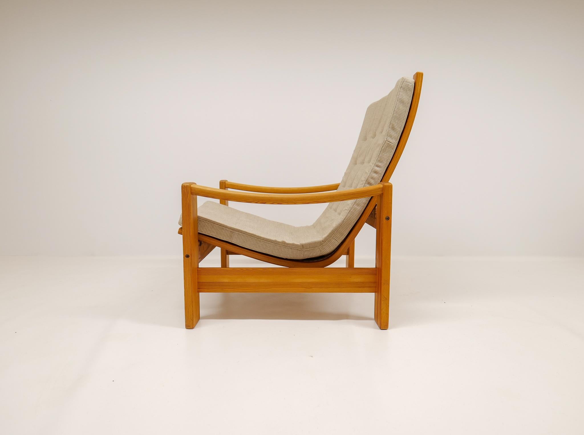 Scandinavien Modern Lounge Chair in Pine and Fabric Yngve Ekström Sweden 1970s In Good Condition In Hillringsberg, SE