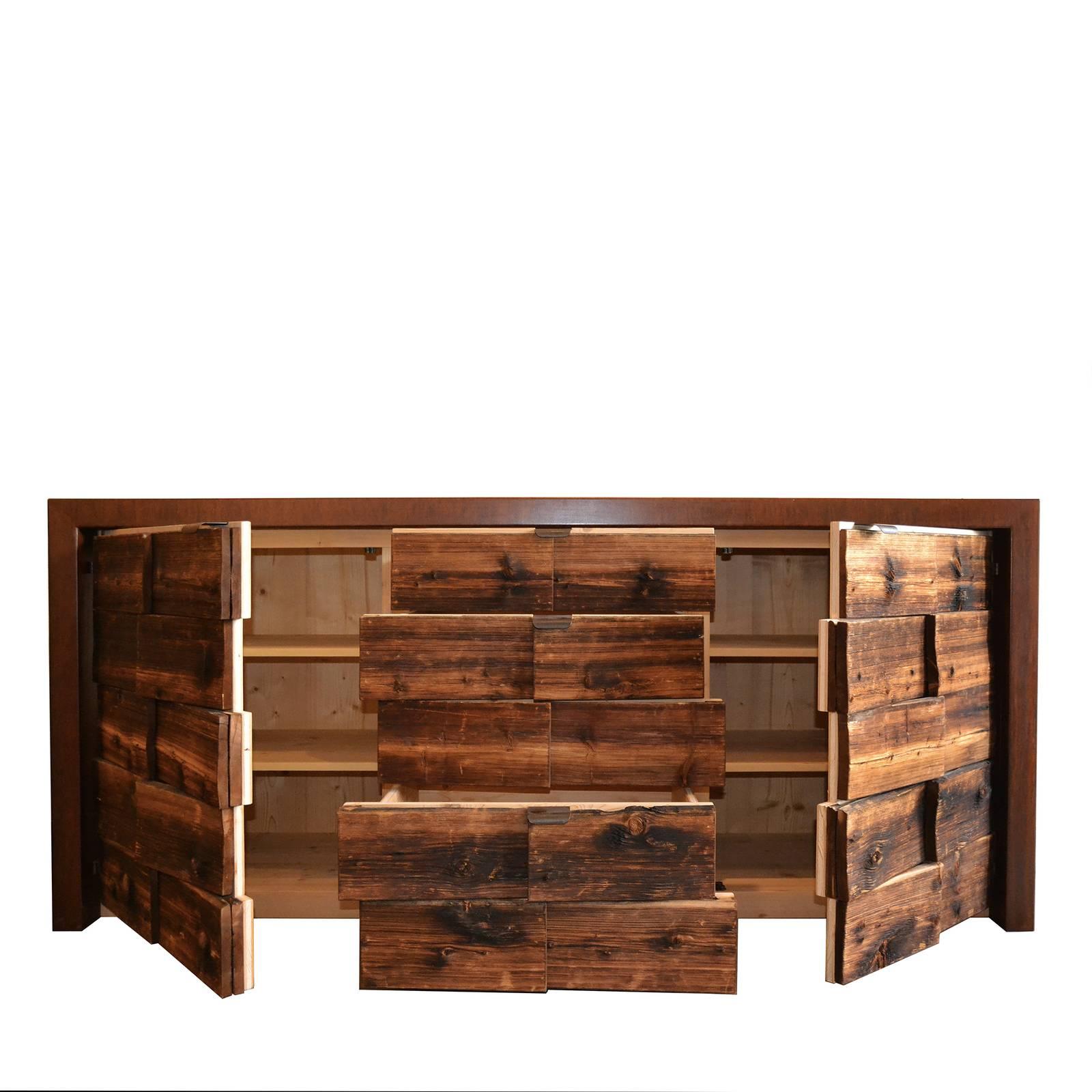 This stunning sideboard is a celebration of traditional craftsmanship and contemporary design and will enrich the look of a rustic or modern living room and dining room. Its front has three central drawers and two lateral doors, opening into a space